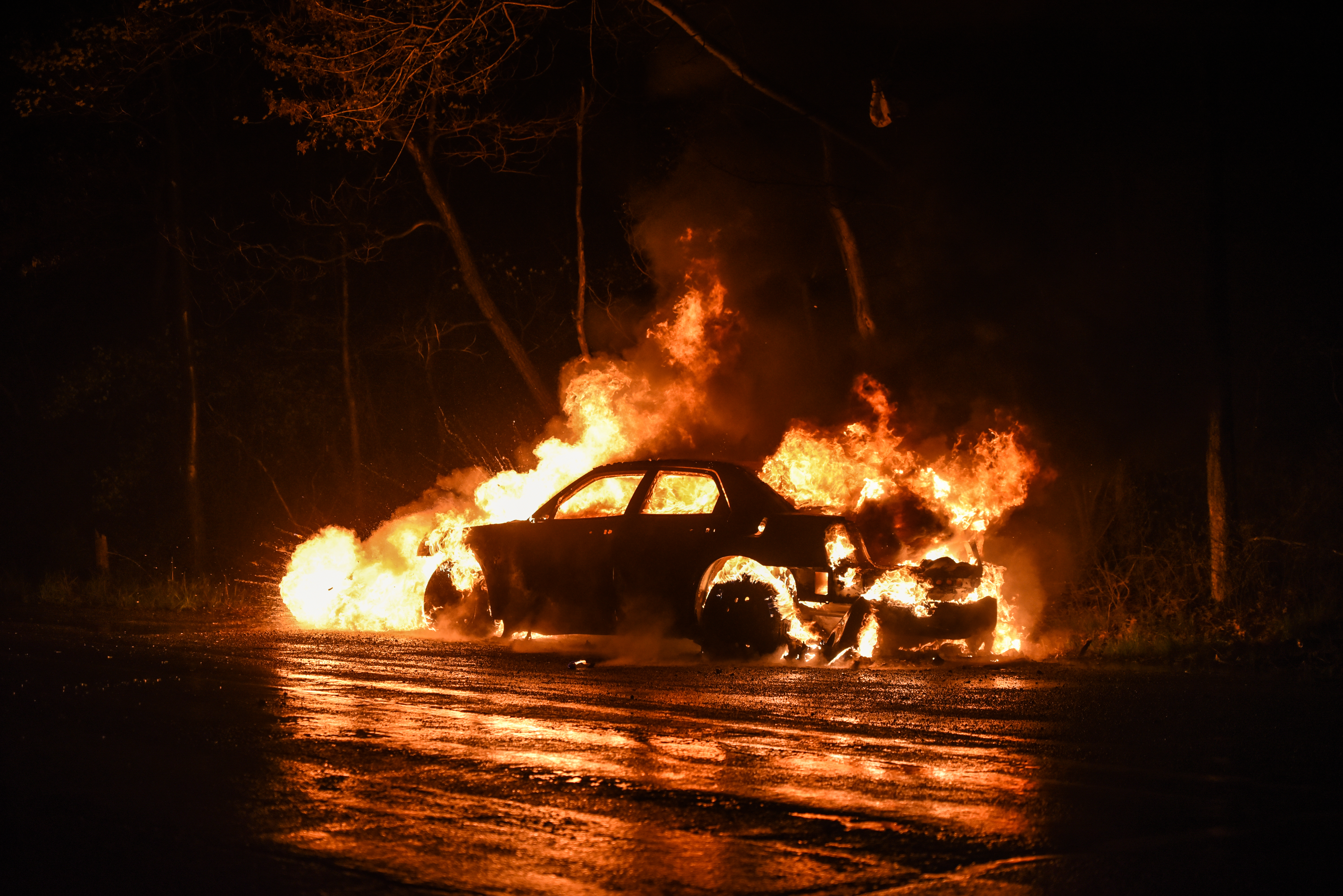 Automóvil en llamas | Fuente: Shutterstock