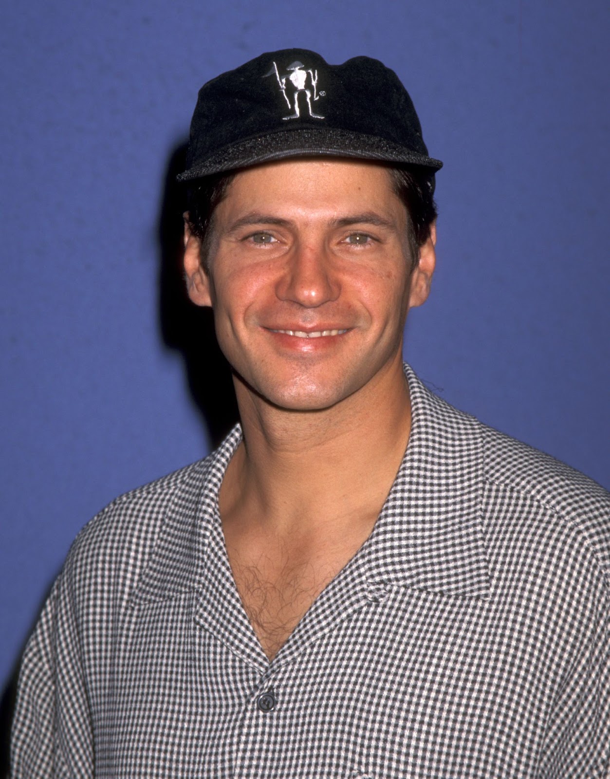 El famoso actor en el acto benéfico de la tienda de ropa Traffic Studio en West Hollywood hacia 1996 | Fuente: Getty Images