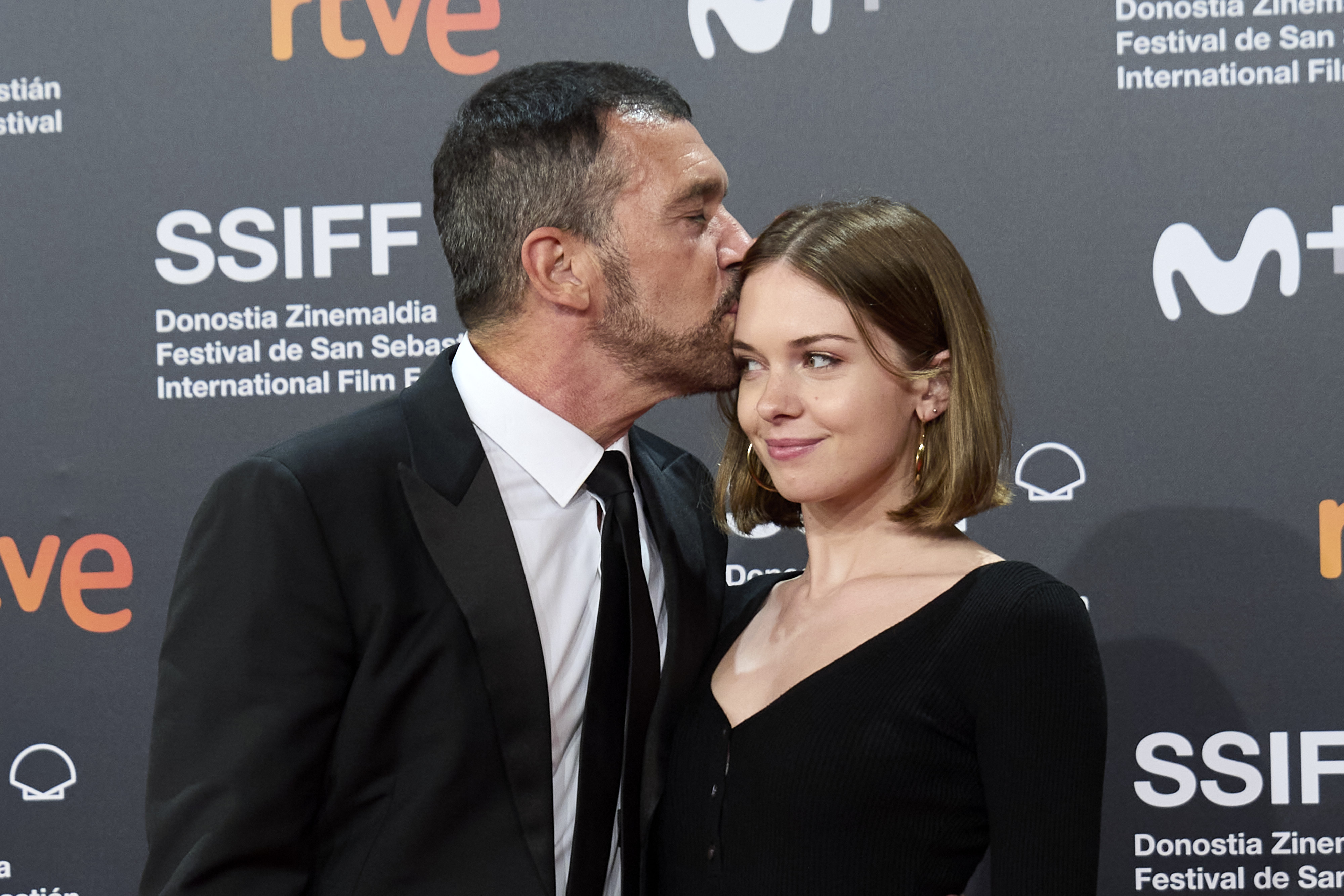 Antonio y Stella Banderas en la 69 edición del Festival de Cine de San Sebastián en San Sebastián, España, el 17 de septiembre de 2021 | Foto: Getty Images