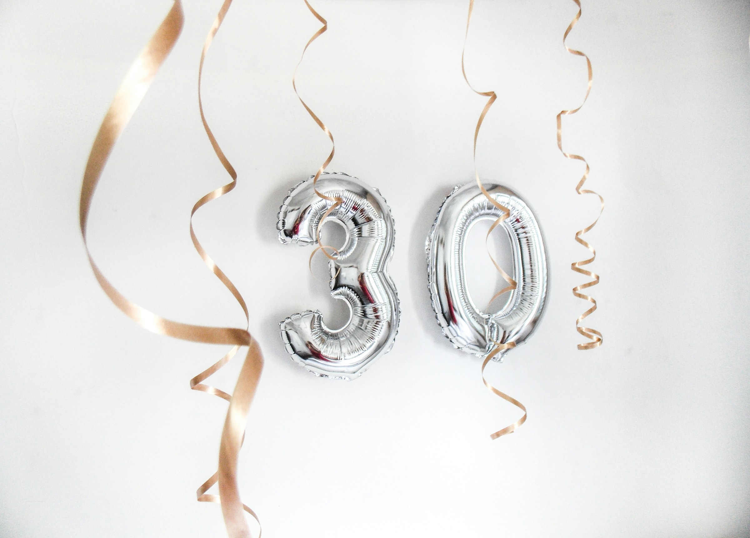 Globos plateados de cumpleaños | Foto: Unsplash