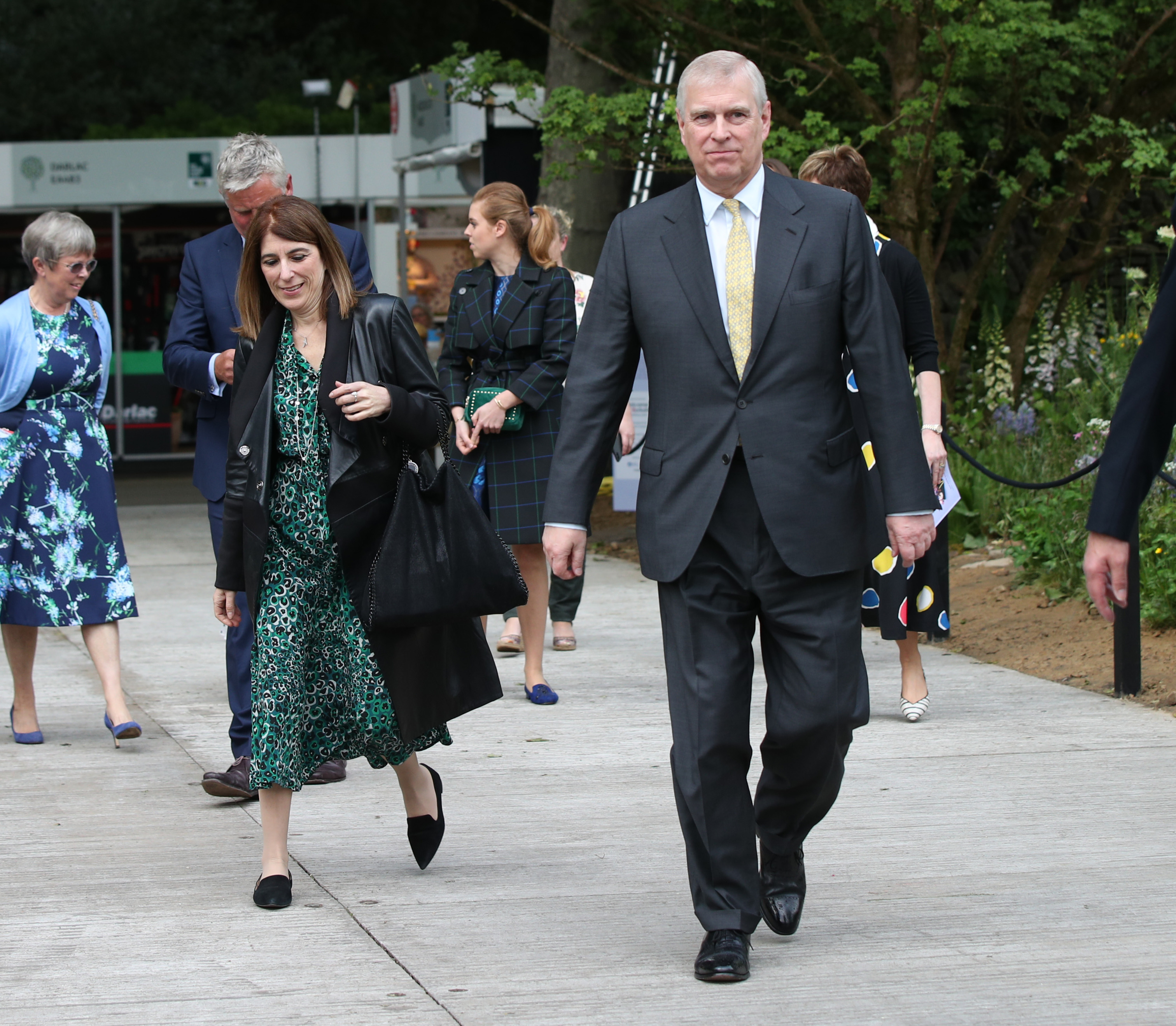 El Duque de York y su secretaria privada Amanda Thirsk en el Hospital Real de Chelsea, Londres, el 20 de mayo de 2019 | Fuente: Getty Images