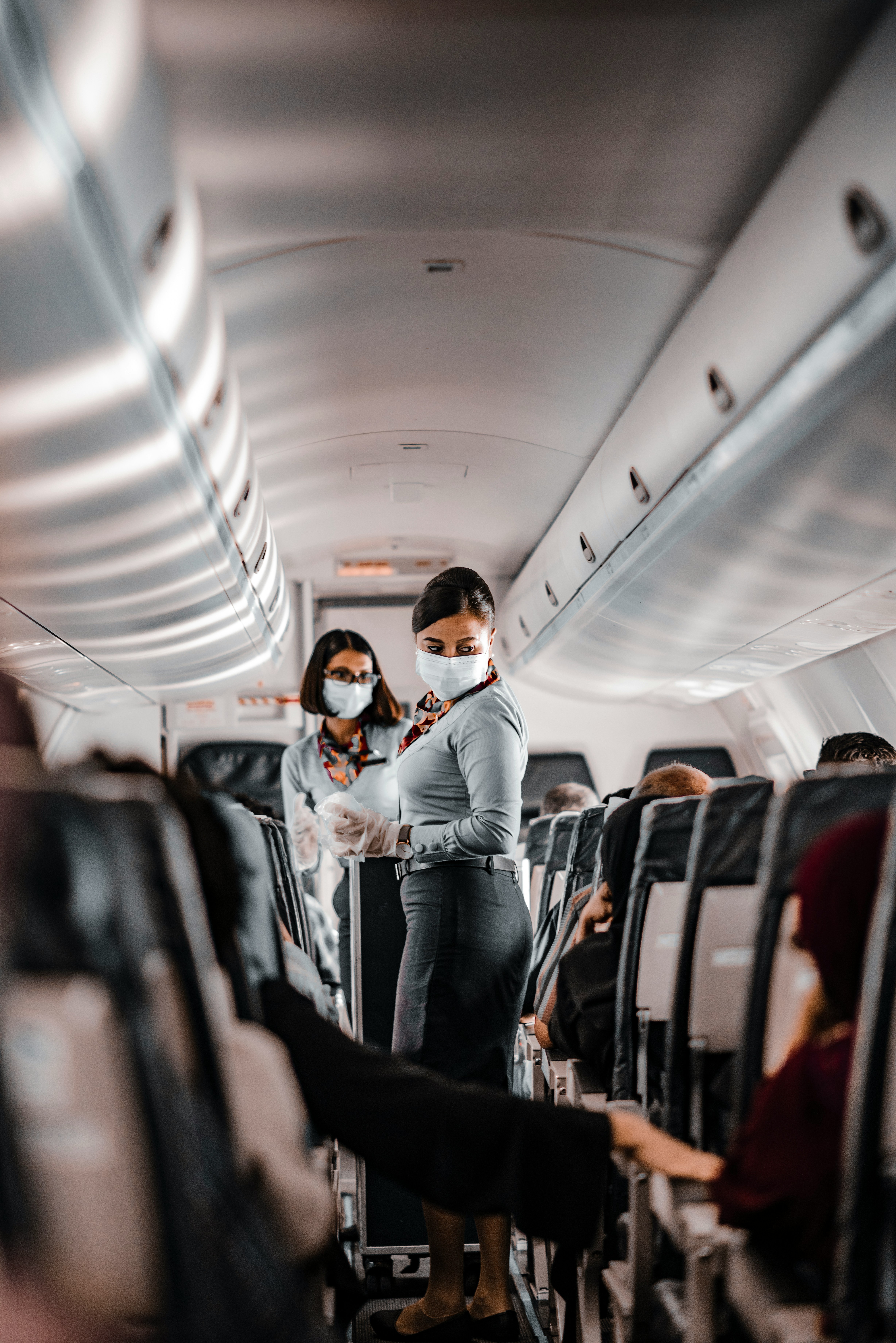 Azafatas de vuelo tratando con pasajeros | Foto: Unsplash
