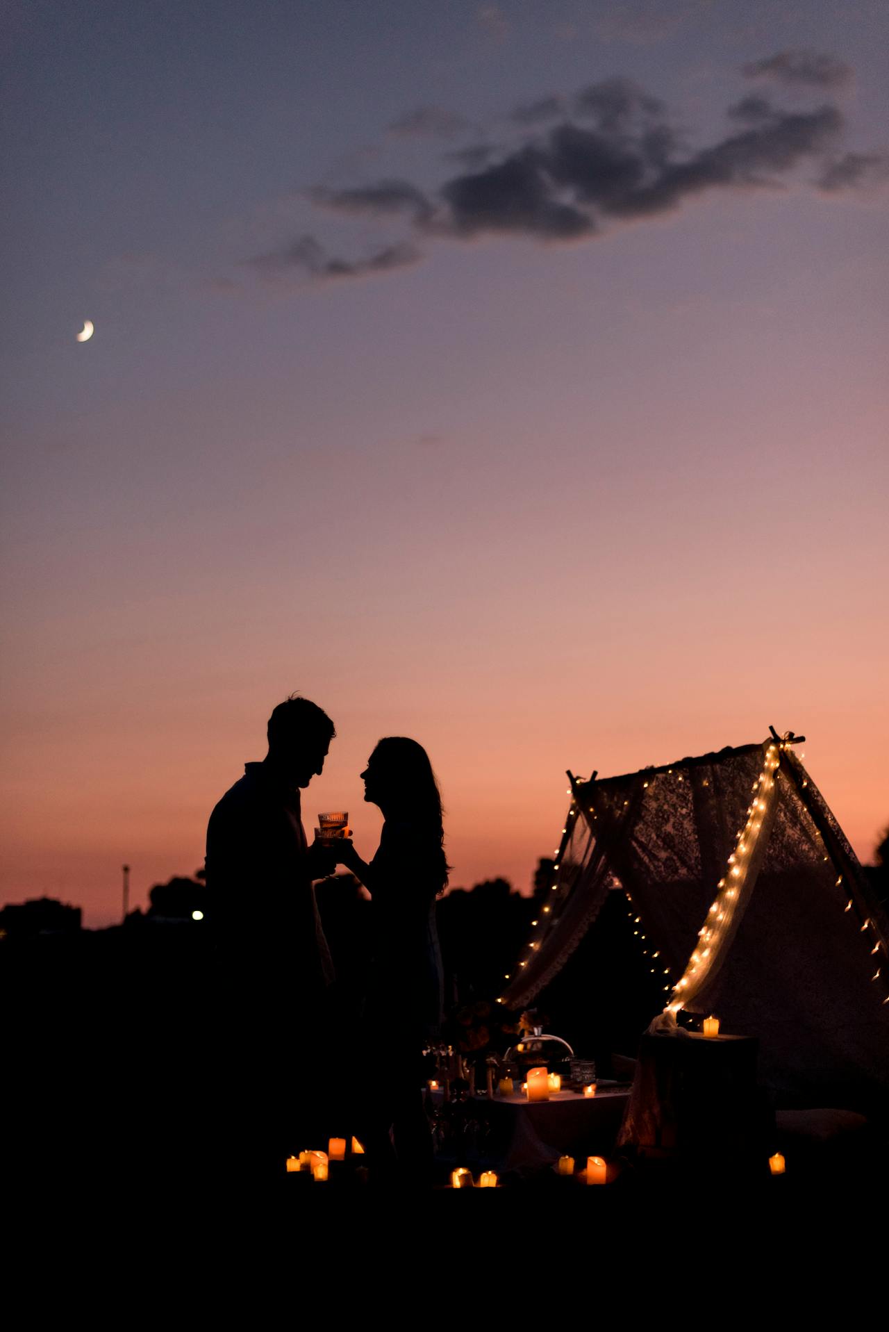 Silueta de una pareja romántica | Fuente: Pexels