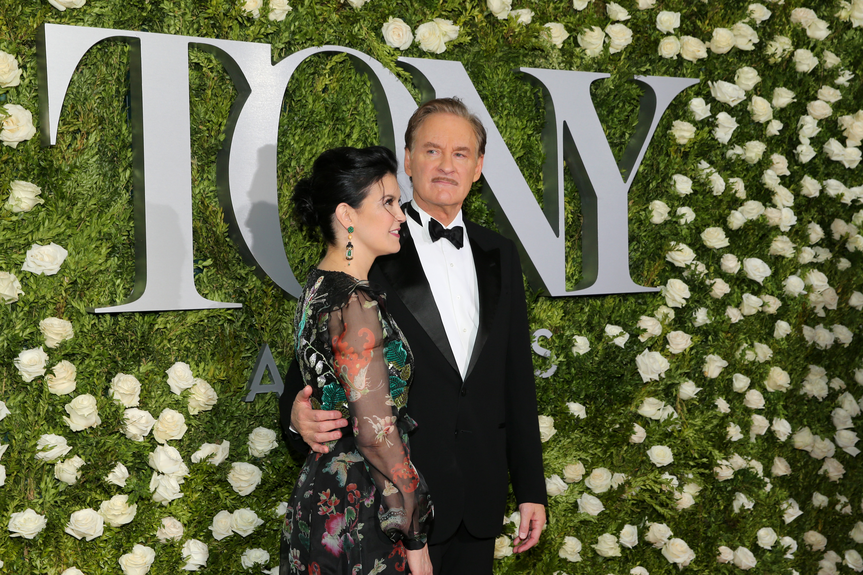 Phoebe Cates y Kevin Kline en el Radio City Music Hall el 11 de junio de 2017 en Nueva York | Fuente: Getty Images