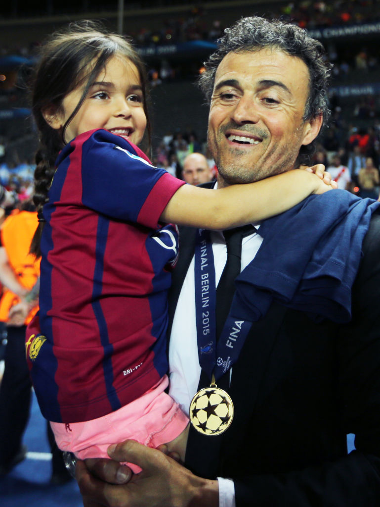 Luis Enrique, entrenador del FC Barcelona, celebra con su hija Xana Martínez tras la victoria de su equipo en la final de la UEFA Champions League entre la Juventus y el FC Barcelona en el Olympiastadion el 6 de junio de 2015 en Berlín, Alemania. | Foto: Getty Images