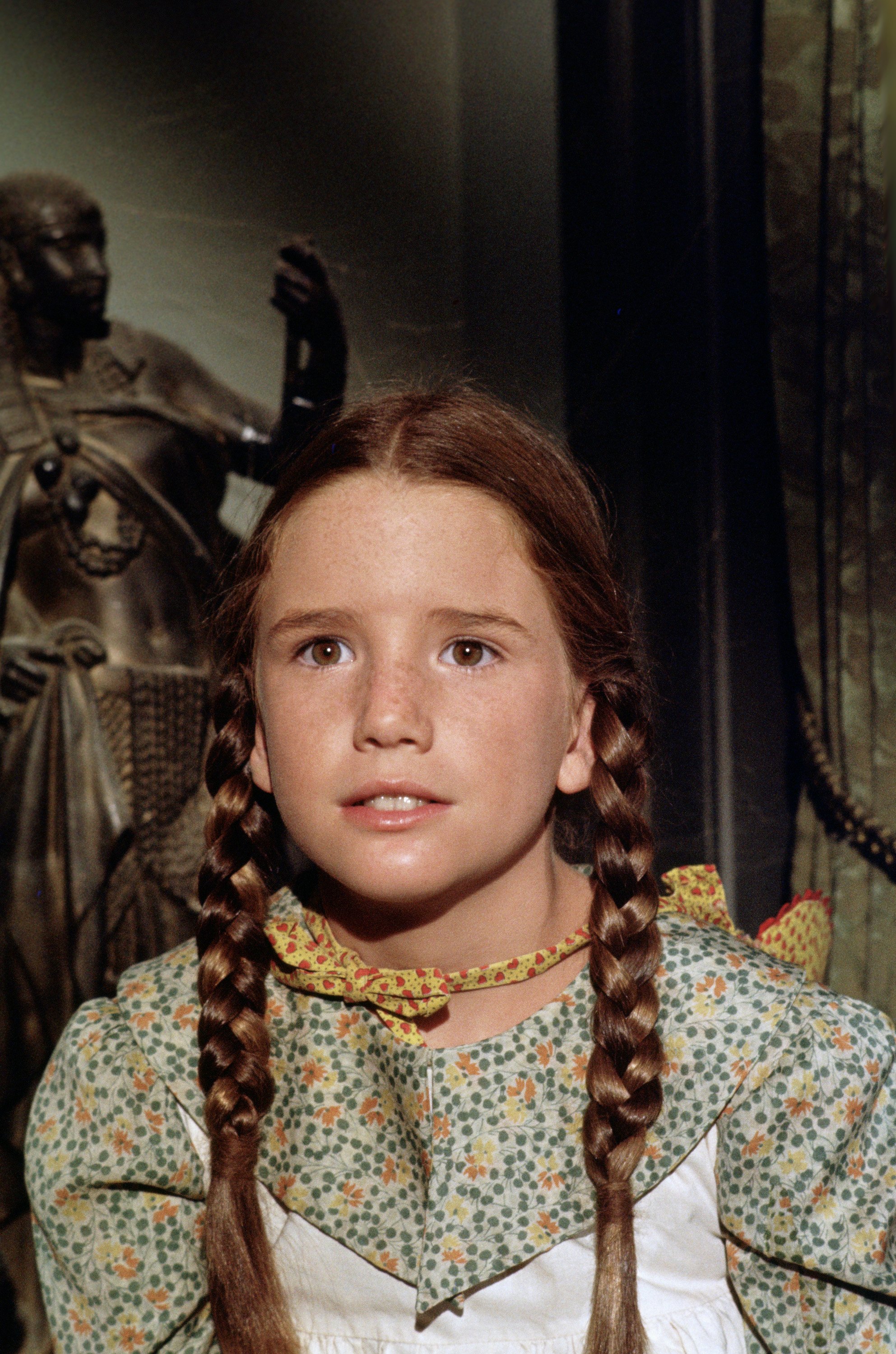 La joven actriz como Laura Elizabeth Ingalls Wilder en el plató de "Little House on the Prairie" en 1975 | Fuente: Getty Images