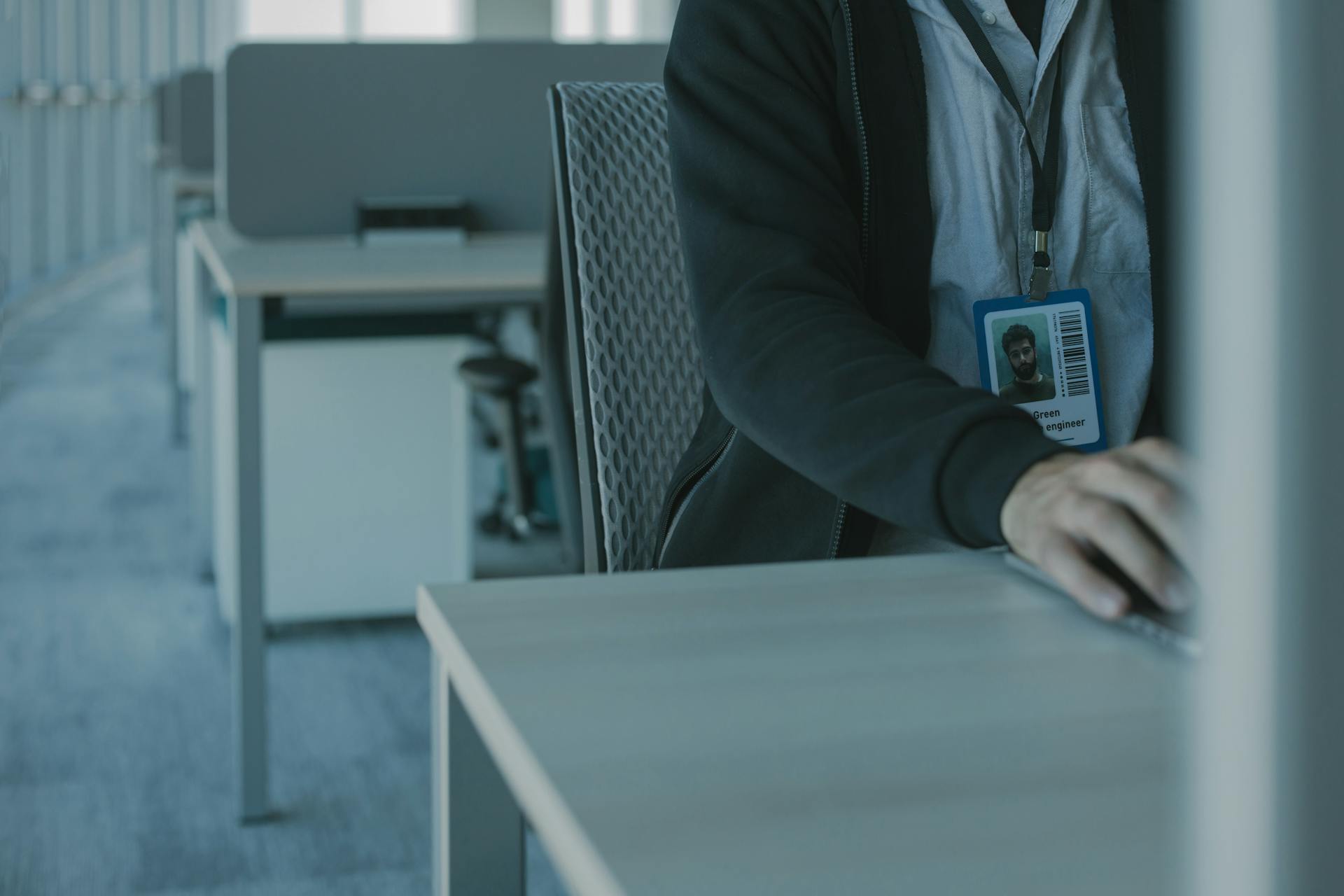 Un hombre trabajando en su oficina | Fuente: Pexels