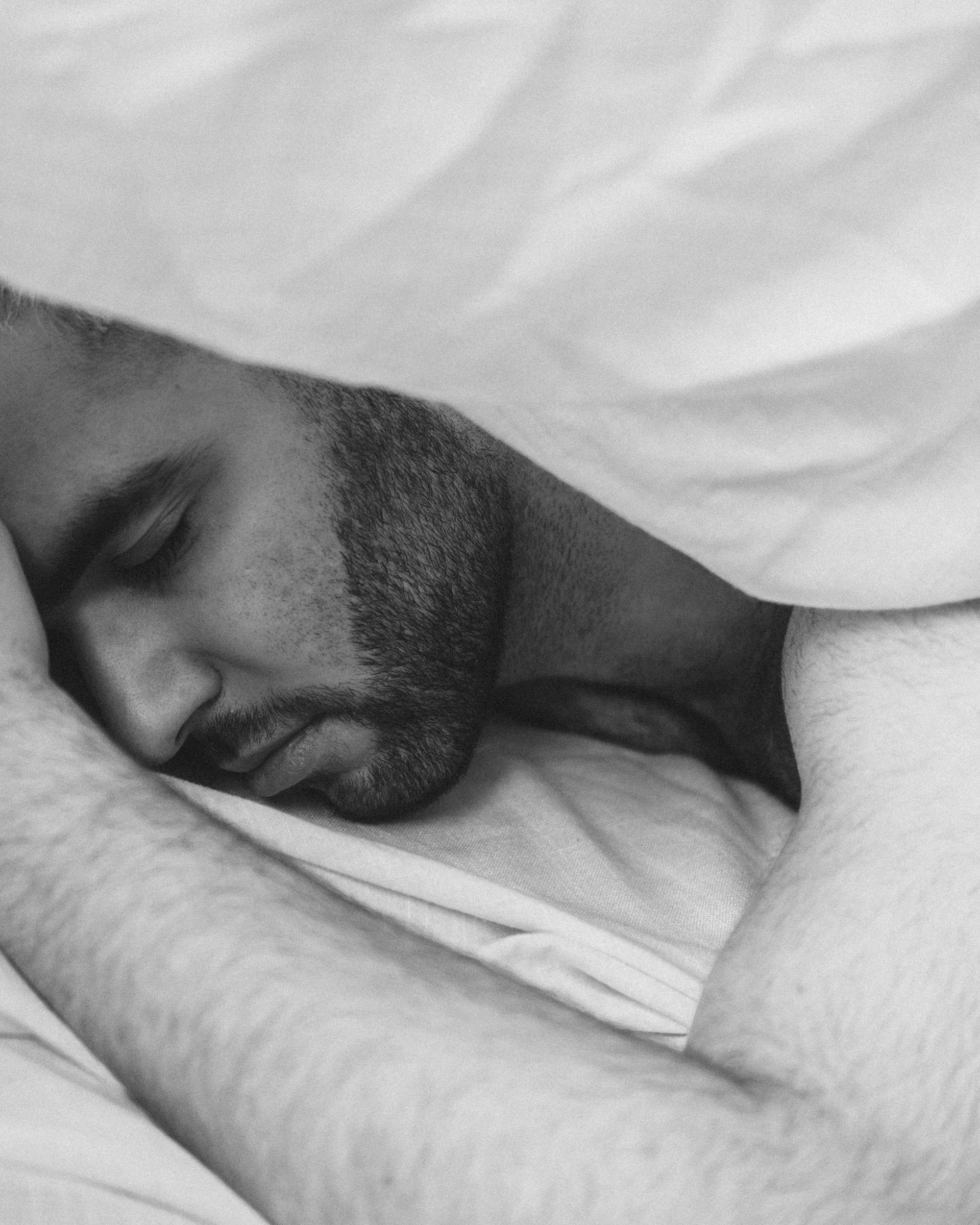 Un hombre durmiendo en su cama | Fuente: Pexels