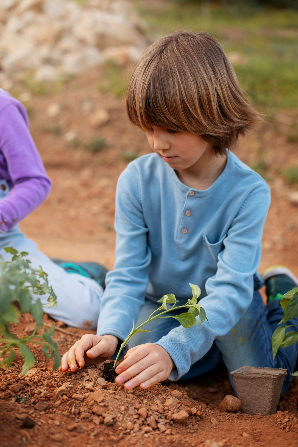 Un niño haciendo jardinería | Fuente: Freepik