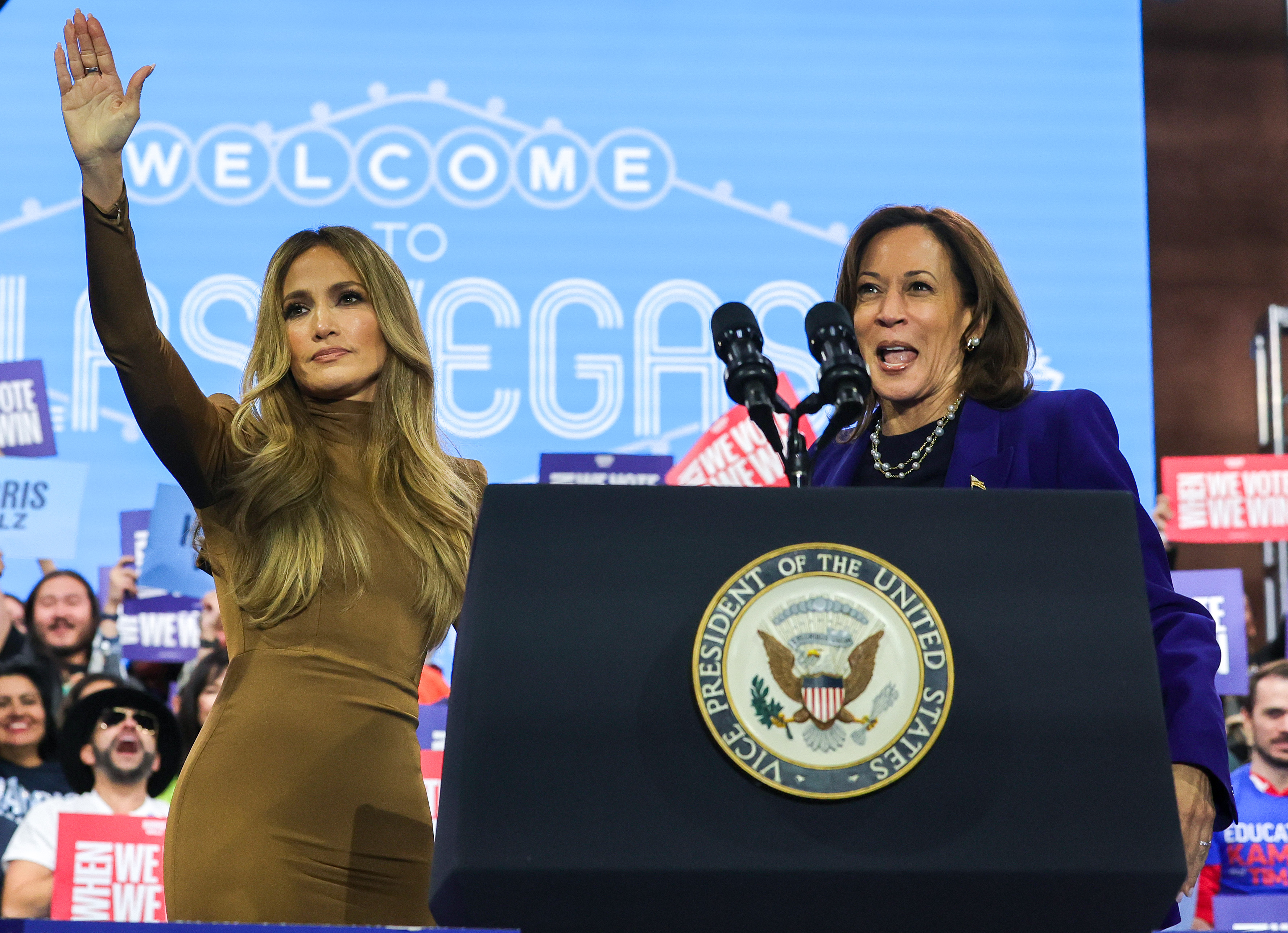 Jennifer Lopez y la vicepresidenta Kamala Harris en el mitin de la campaña "When We Vote We Win" en North Las Vegas, Nevada, el 31 de octubre de 2024 | Fuente: Getty Images