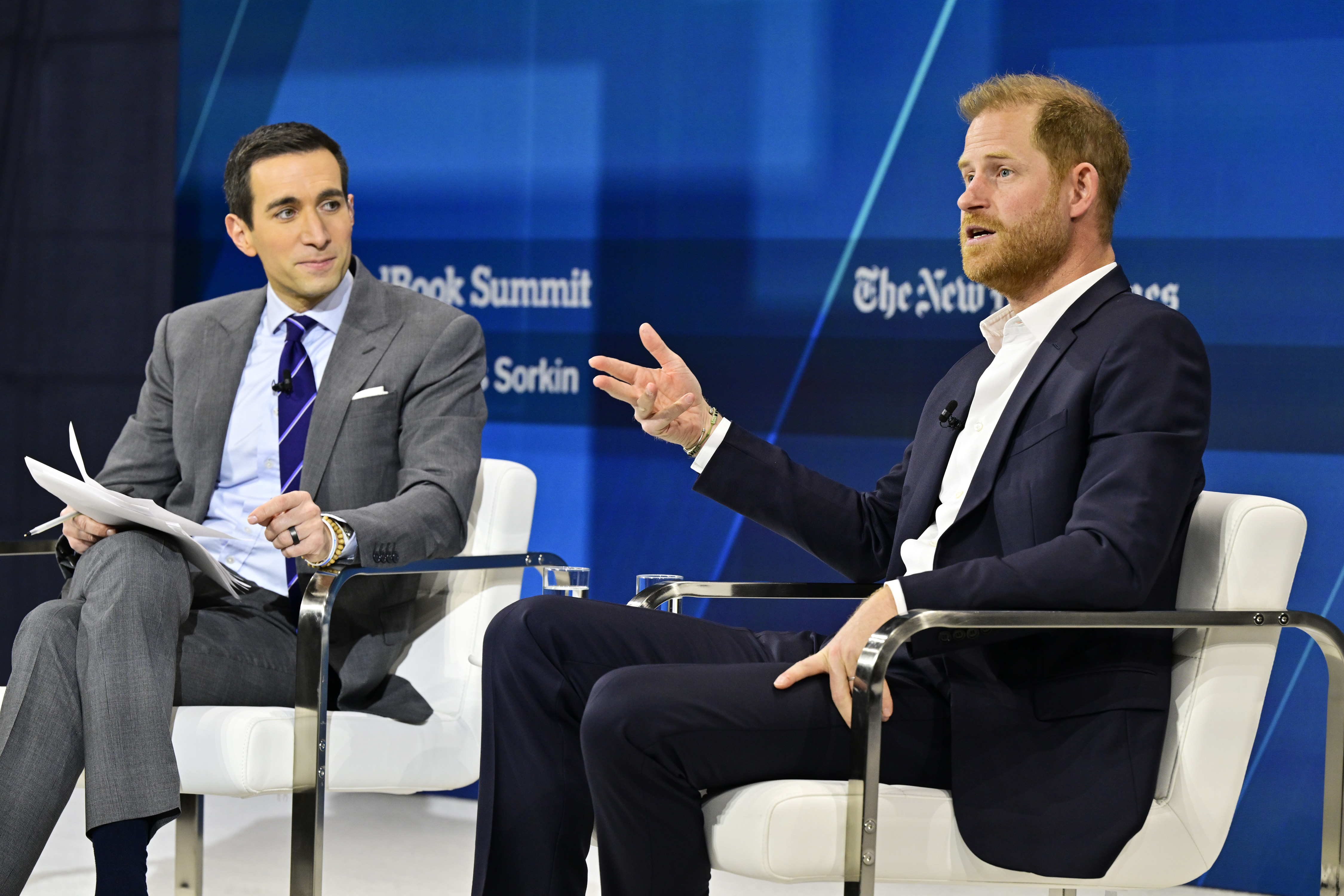 Andrew Ross Sorkin y el Príncipe Harry hablan en el escenario durante la Cumbre 2024 de The New York Times Dealbook el 4 de diciembre de 2024, en Nueva York. | Fuente: Getty Images