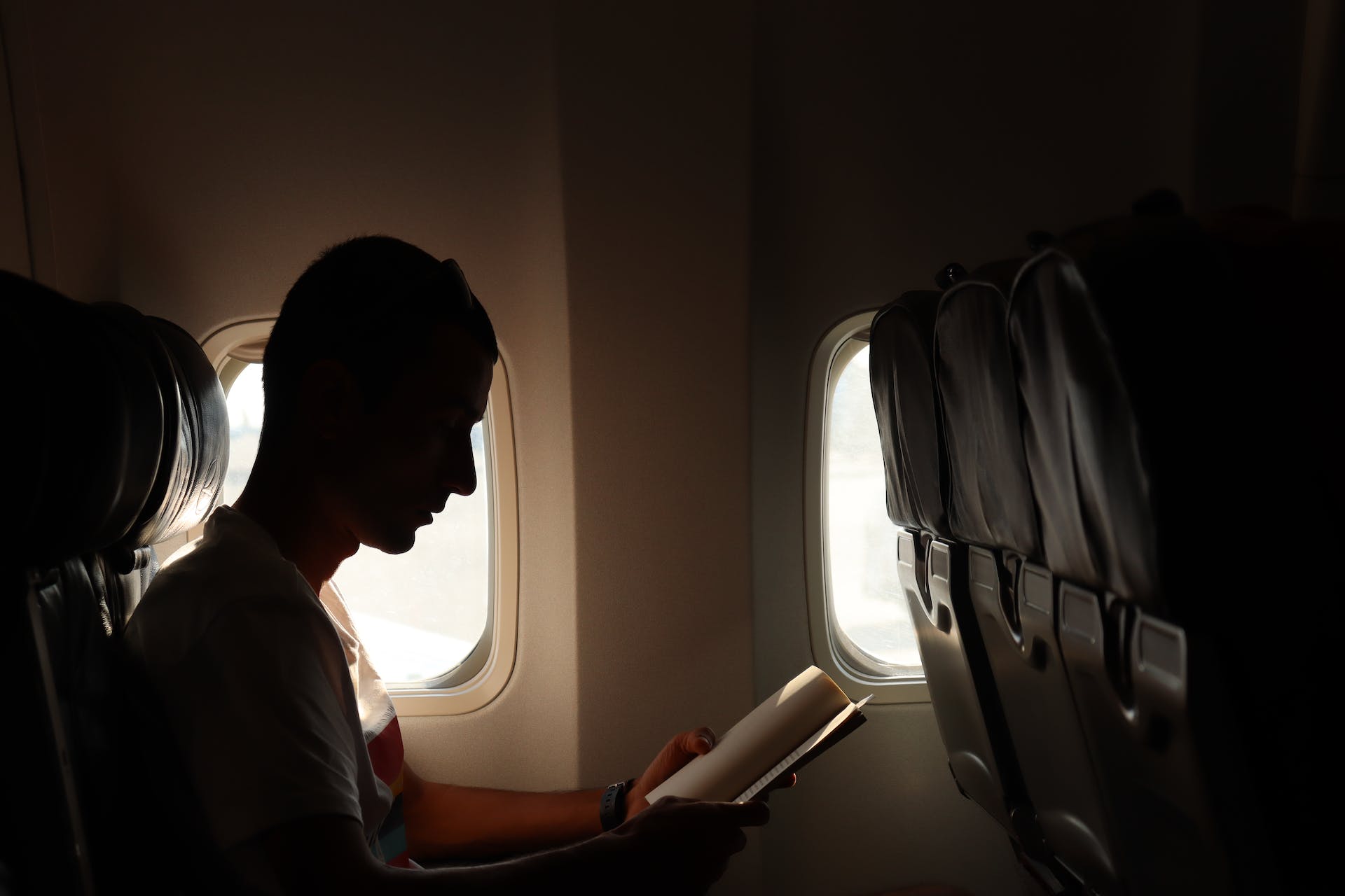 Silueta de un hombre viajando en avión | Fuente: Pexels