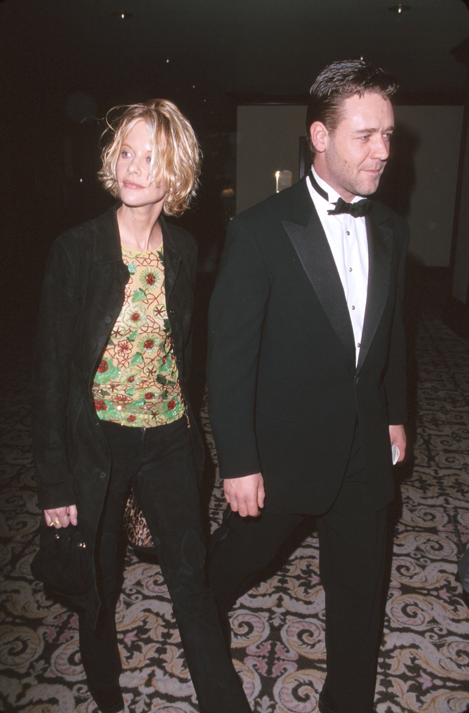 Meg Ryan y  Russell Crowe asisten a la 52ª edición de los Premios del Gremio de Directores en el Hotel Century Plaza el 11 de marzo de 2000 en California . | Foto: Getty Images
