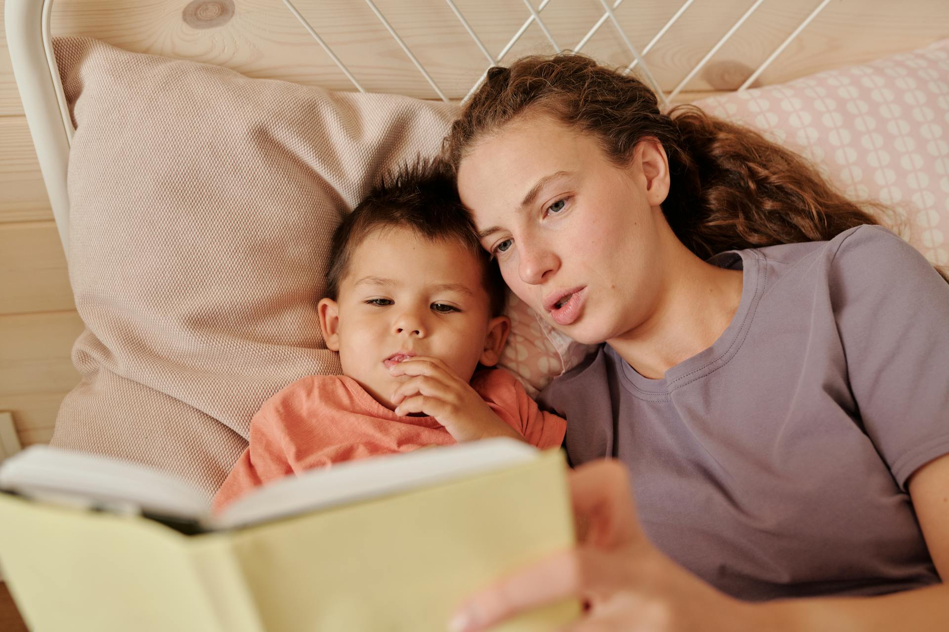 Una madre leyendo un libro a su hijo | Fuente: Pexels