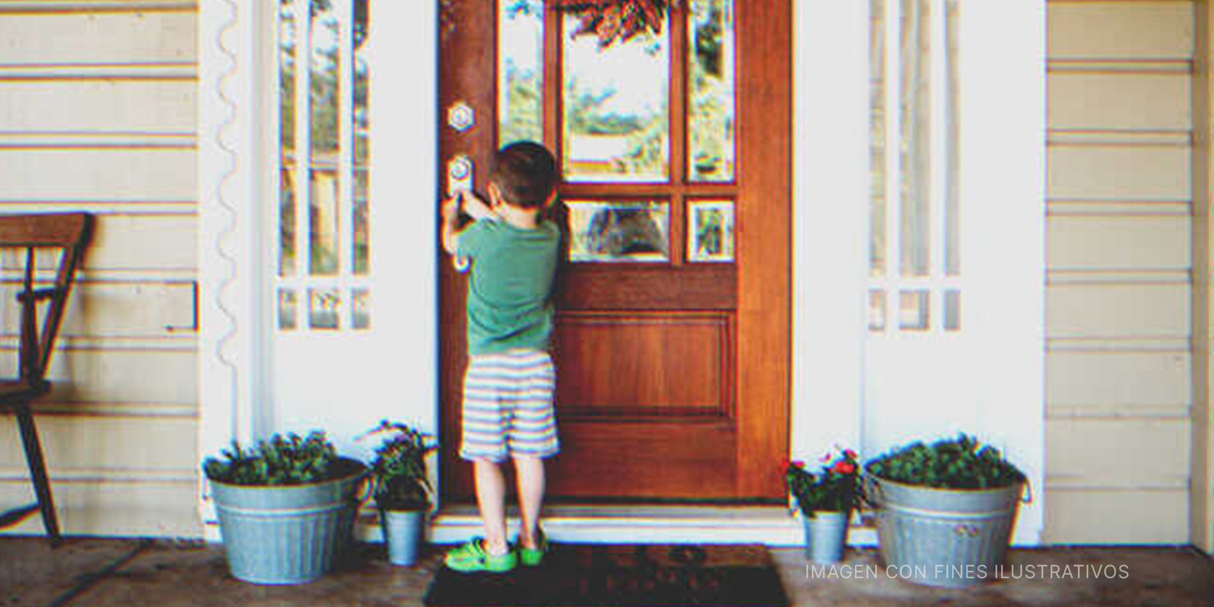 Niño tocando una puerta. | Foto: Getty Images