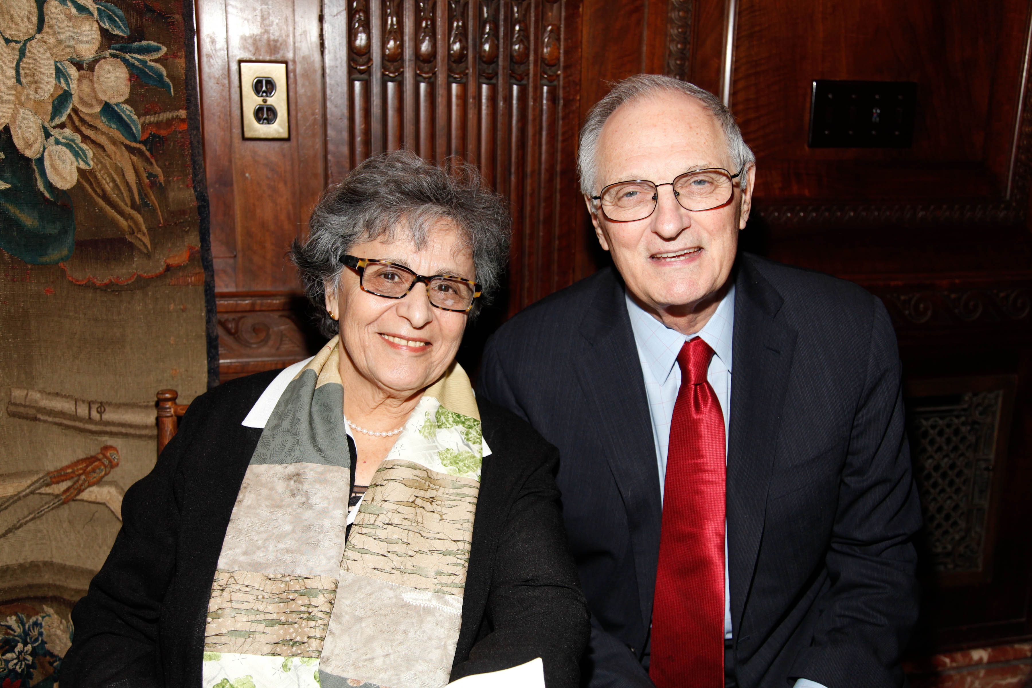 Arlene Alda y Alan Alda en el evento de firma de libros de "This Is A Soul: The Mission of Rick Hodes" de Marilyn Berger en la Biblioteca Pública de Nueva York, el 13 de abril de 2010, en Nueva York. | Foto: Getty Images