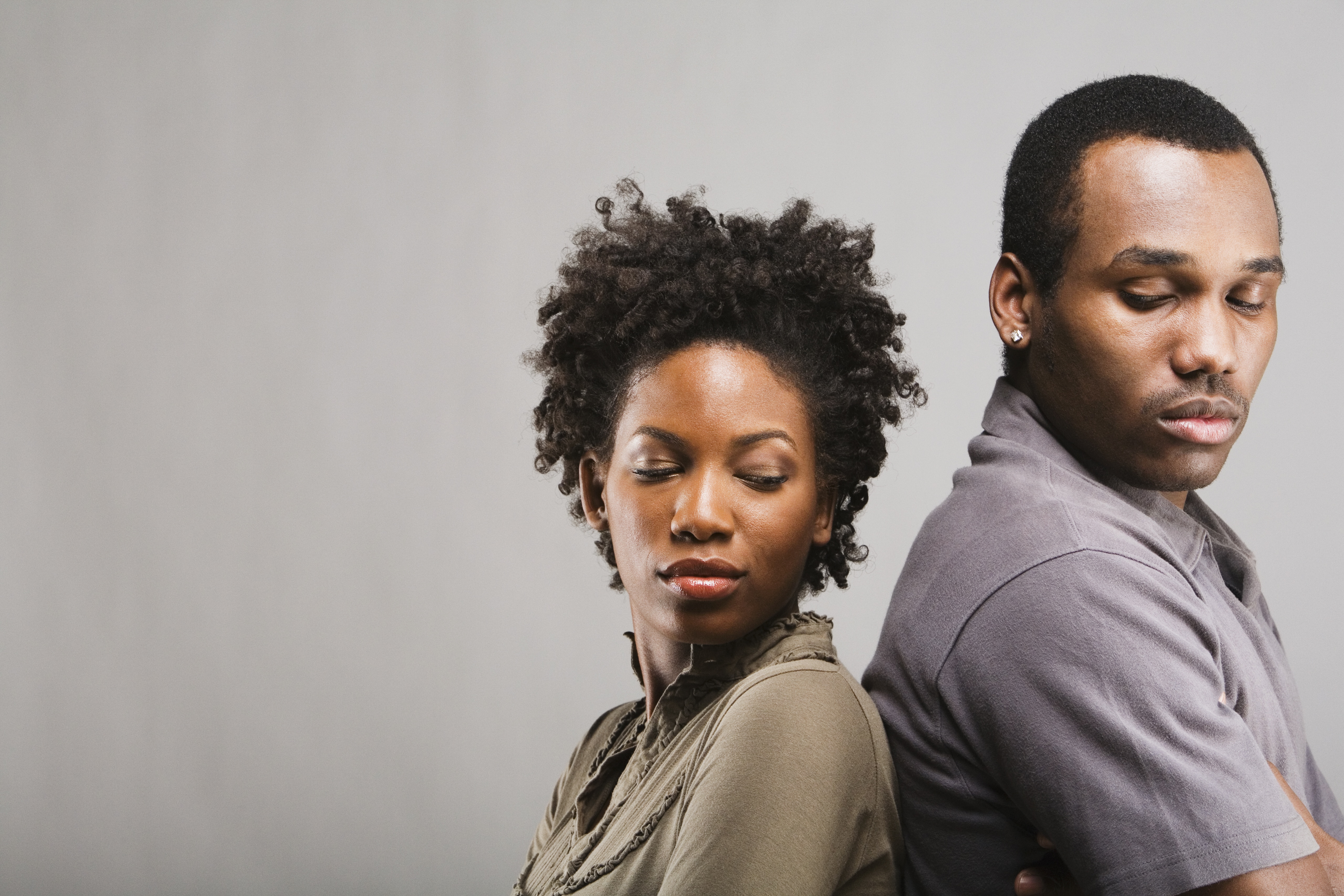 Pareja afroamericana se dan la espalda | Fuente: Getty Images