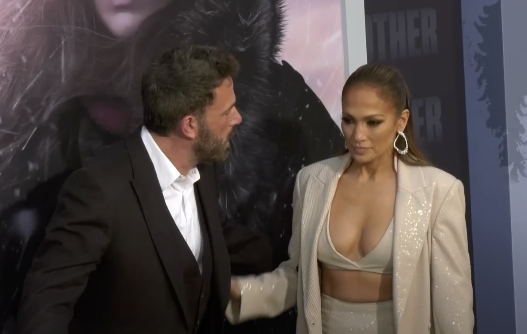 Ben Affleck y Jennifer Lopez hablando en la alfombra roja del estreno de "The Mother", fechada el 12 de mayo de 2023 | Fuente: YouTube/@theindependent