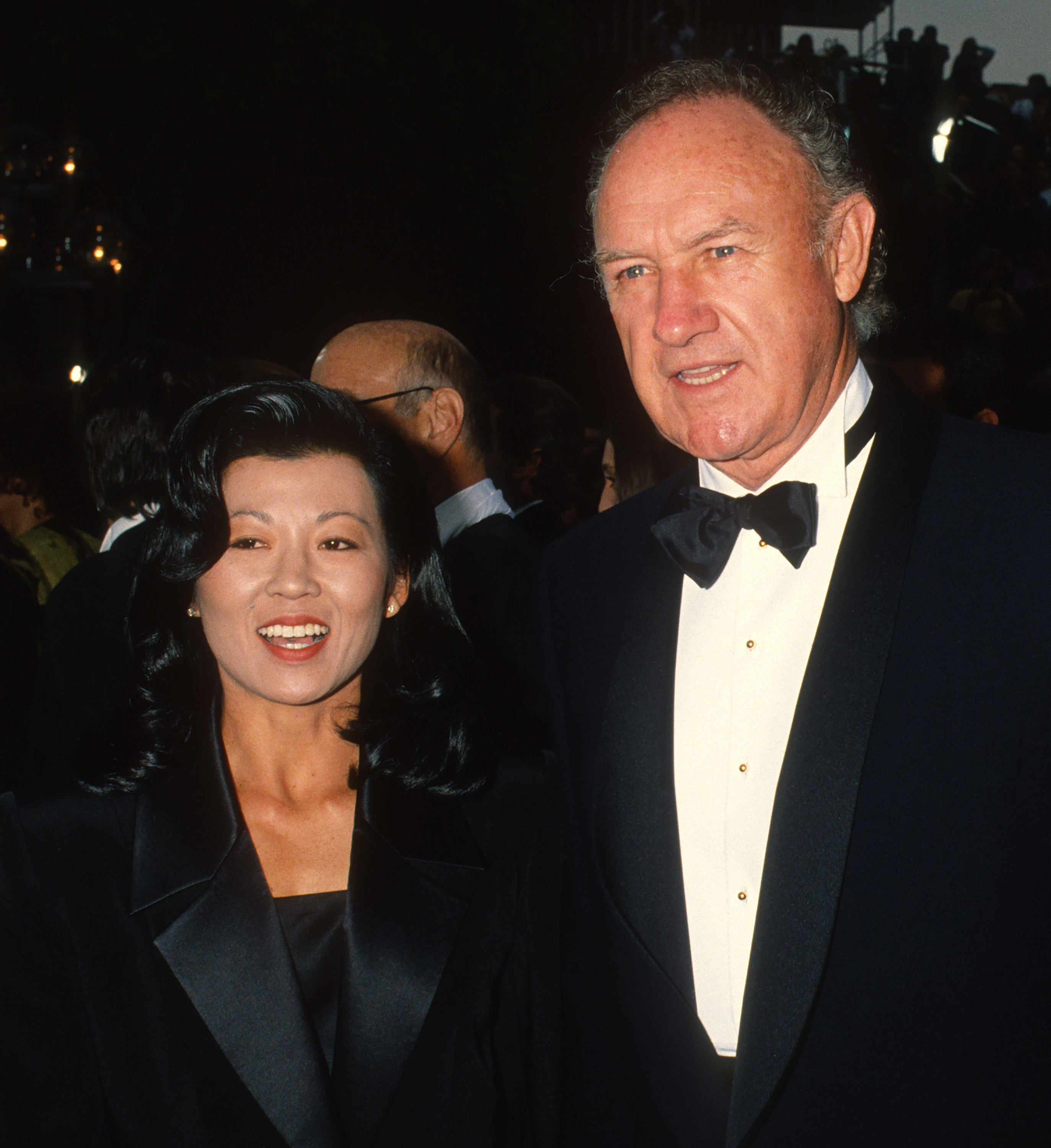 Betsy Arakawa y Gene Hackman asisten a la 65ª edición de los Premios de la Academia el 29 de marzo de 1993, en Los Ángeles, California. | Fuente: Getty Images