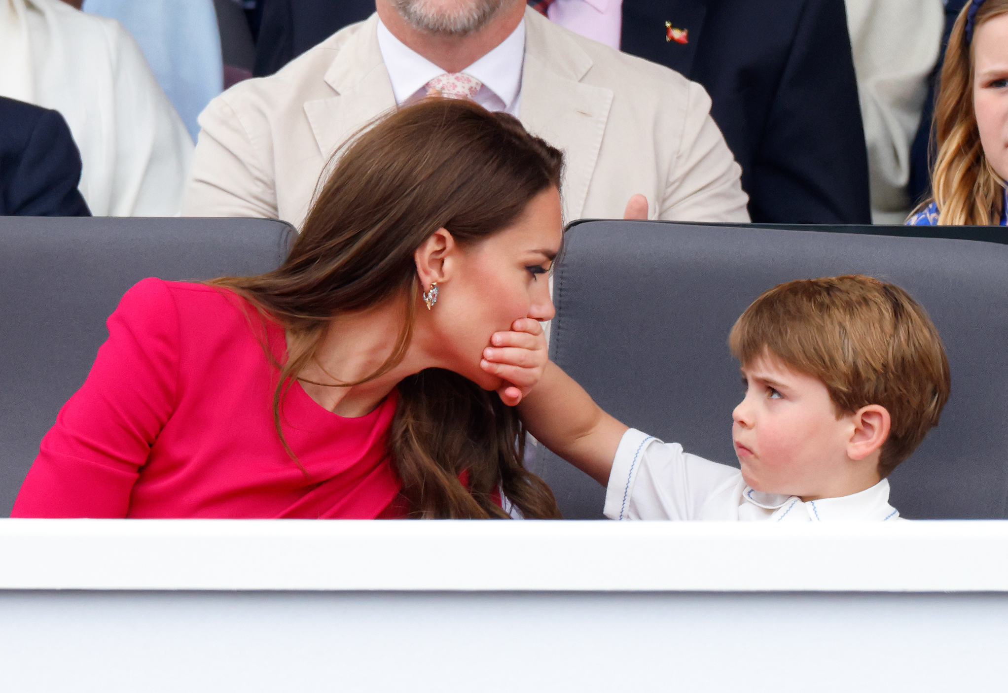 El Príncipe Louis de Cambridge y su madre Catherine, Duquesa de Cambridge, en el Concurso de Platino en The Mall el 5 de junio de 2022 en Londres, Inglaterra | Foto: Getty Images
