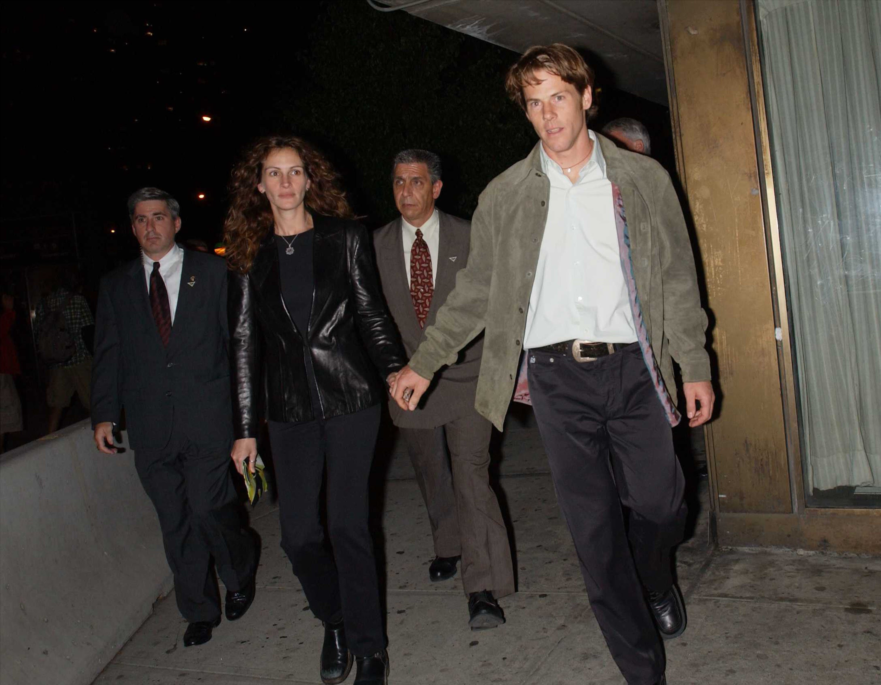 Julia Roberts y su esposo Danny Moder saliendo de la presentación de "Punch-Drunk Love" en el 10º Annual New York Film Festival el 5 de octubre de 2002, en la ciudad de Nueva York City, Nueva York. | Foto: Getty Images