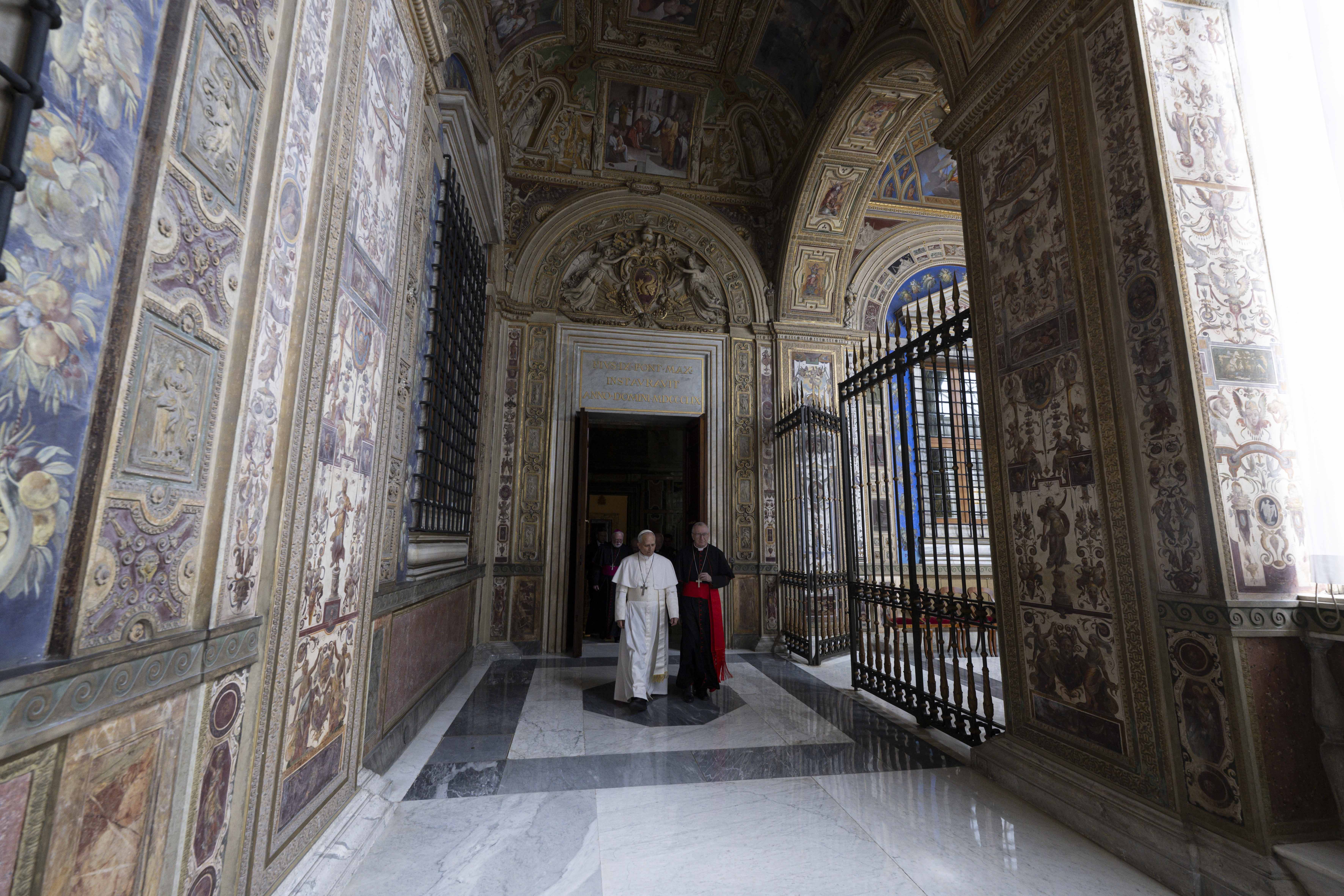 El papa León XIV visitando el apartamento papal en el Palacio Apostólico, el 12 de mayo de 2025, en la Ciudad del Vaticano. | Fuente: Getty Images