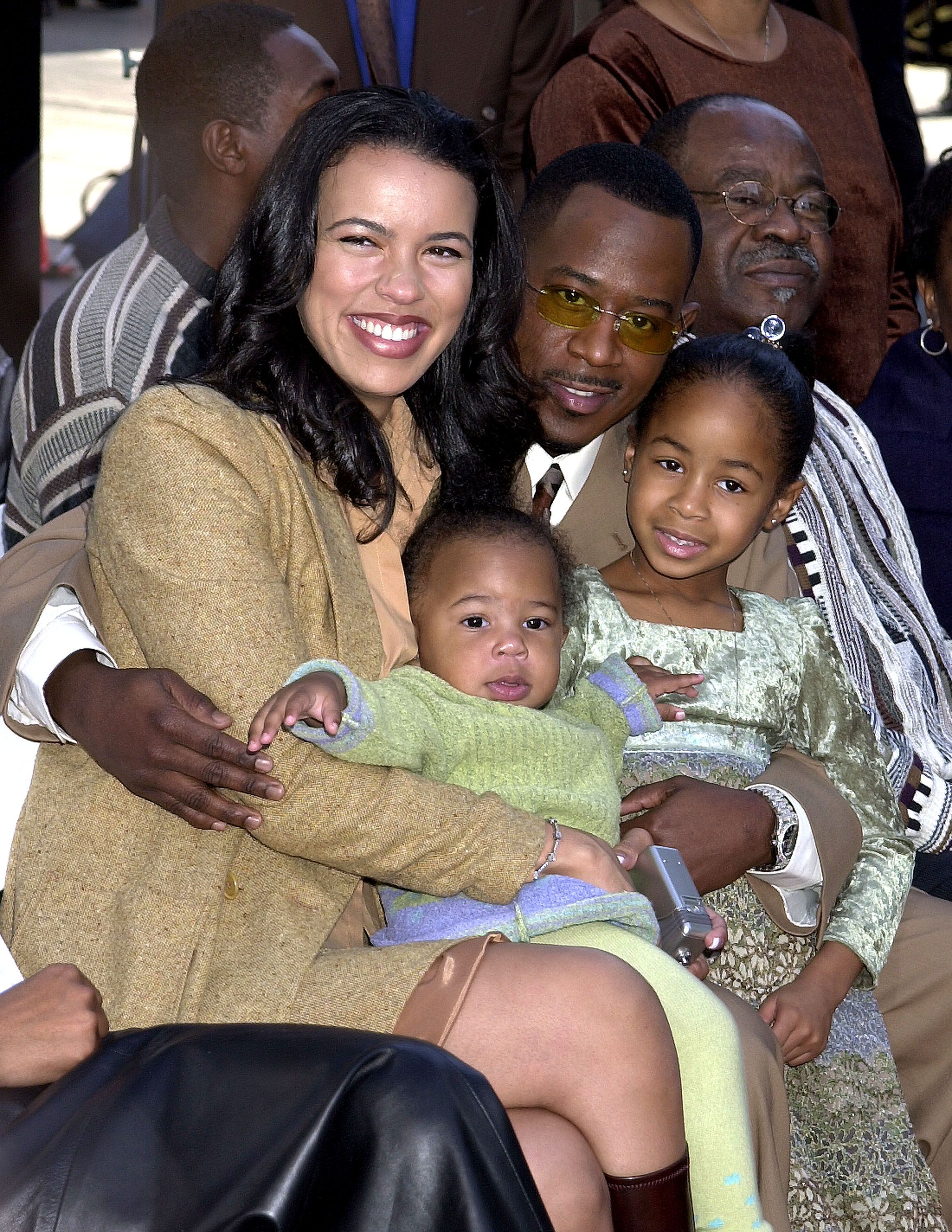 Martin Lawrence, Shamicka Lawrence, y sus hijas Iyanna y Jasmin en Hollywood, California en 2001. | Foto: Getty Images