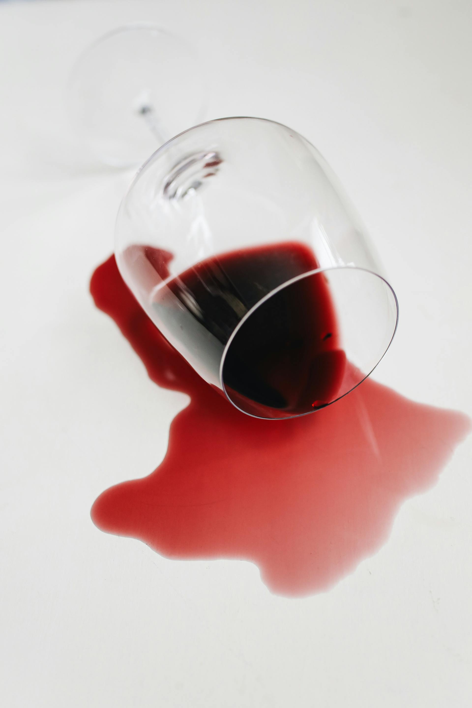 Vino tinto derramado de un vaso | Foto: Pexels