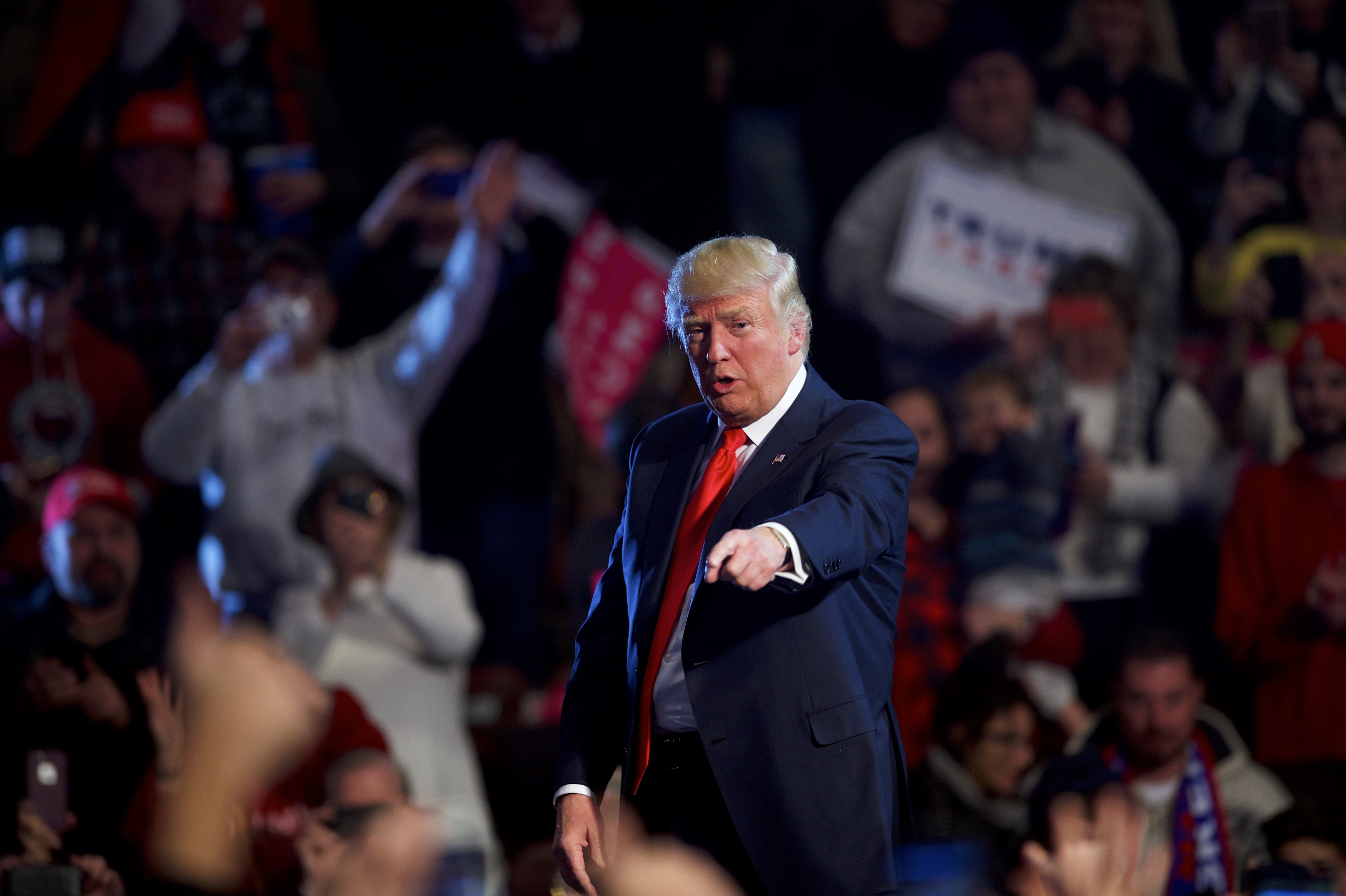 El cabello rubio dorado pálido de Donald Trump ya se había consolidado como parte de su estilo característico durante un mitin de la gira "Thank You Tour 2016" en Hershey, Pensilvania, el 15 de diciembre de 2016.