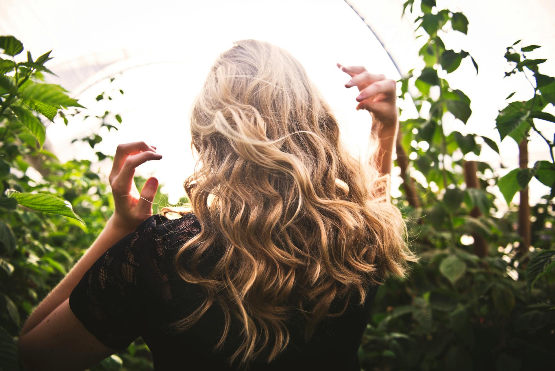 Una mujer con el pelo rubio | Fuente: Pexels