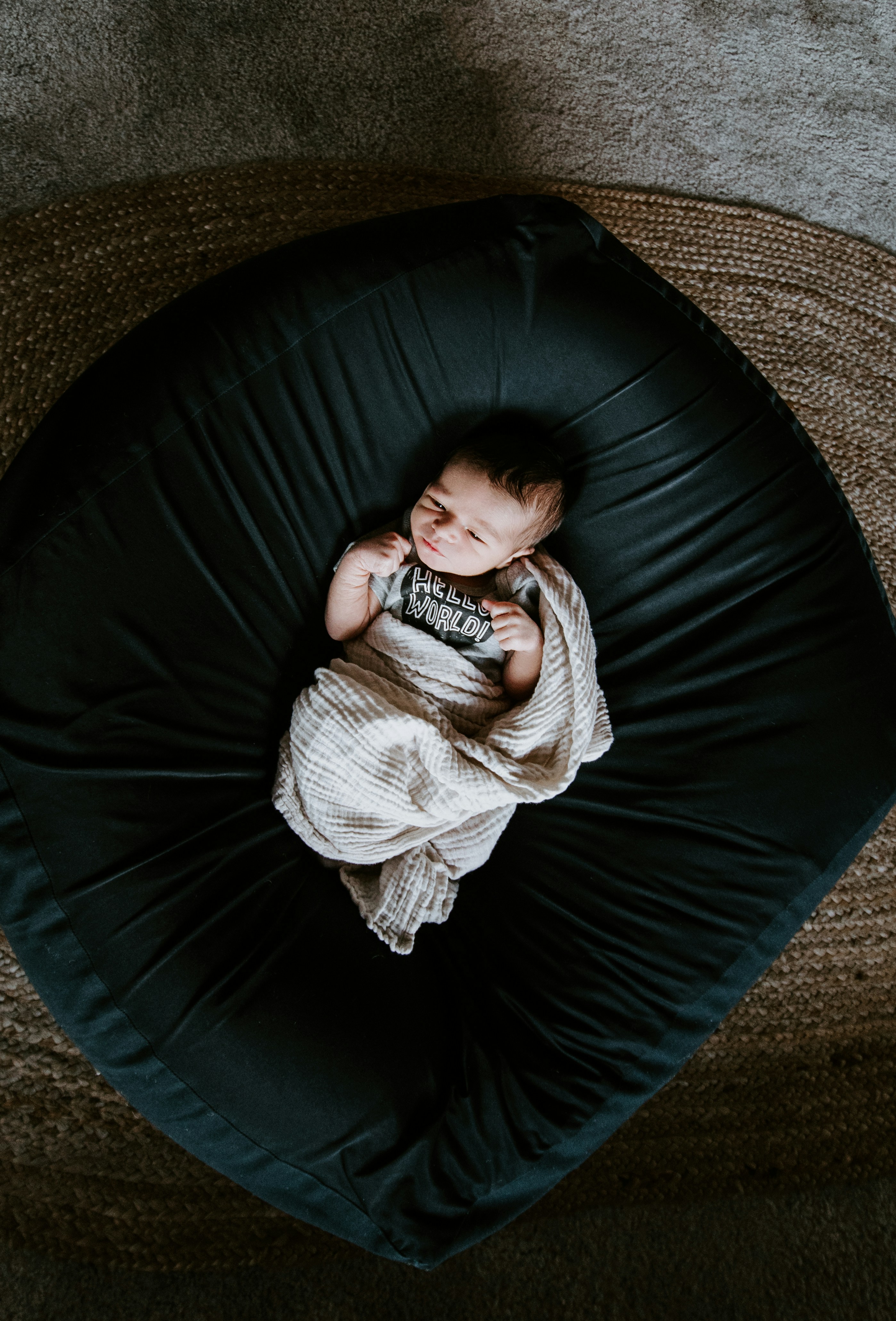 Un bebé sobre un cojín | Fuente: Unsplash