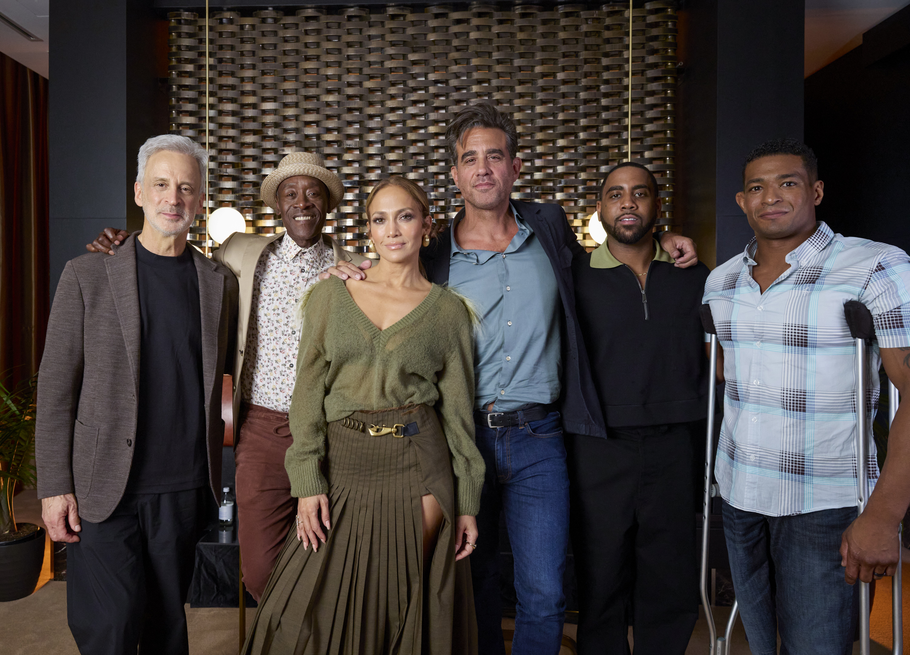 William Goldenberg, Don Cheadle, Jennifer Lopez, Bobby Cannavale, Jharrel Jerome y Anthony Robles posan para una foto durante el Festival Internacional de Cine de Toronto en Toronto, Canadá, el 7 de septiembre de 2024 | Fuente: Getty Images