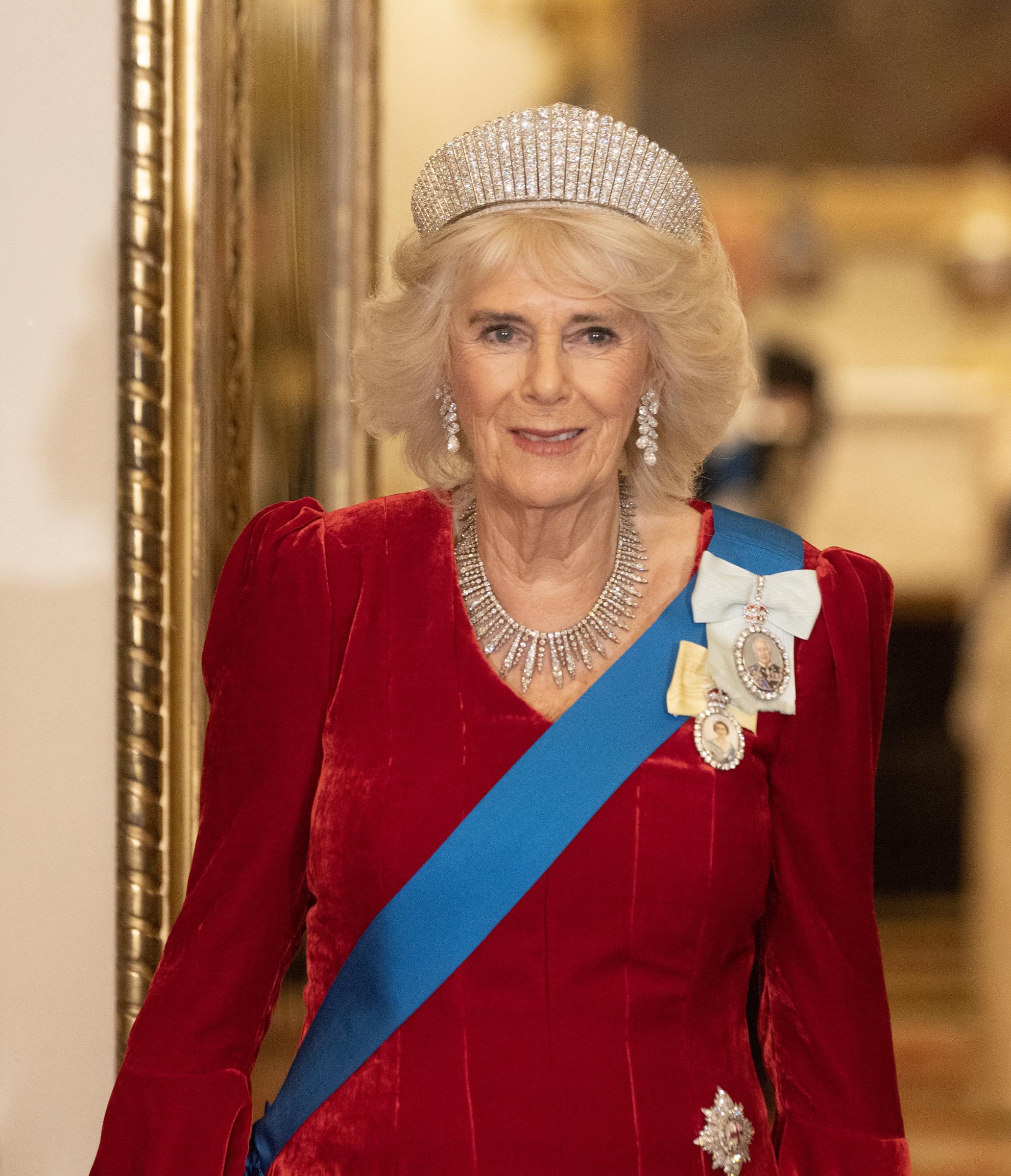 La reina Camilla asiste al banquete de estado del emir de Qatar, el jeque Tamim bin Hamad Al Thani, en el palacio de Buckingham el 3 de diciembre de 2024 | Fuente: Getty Images