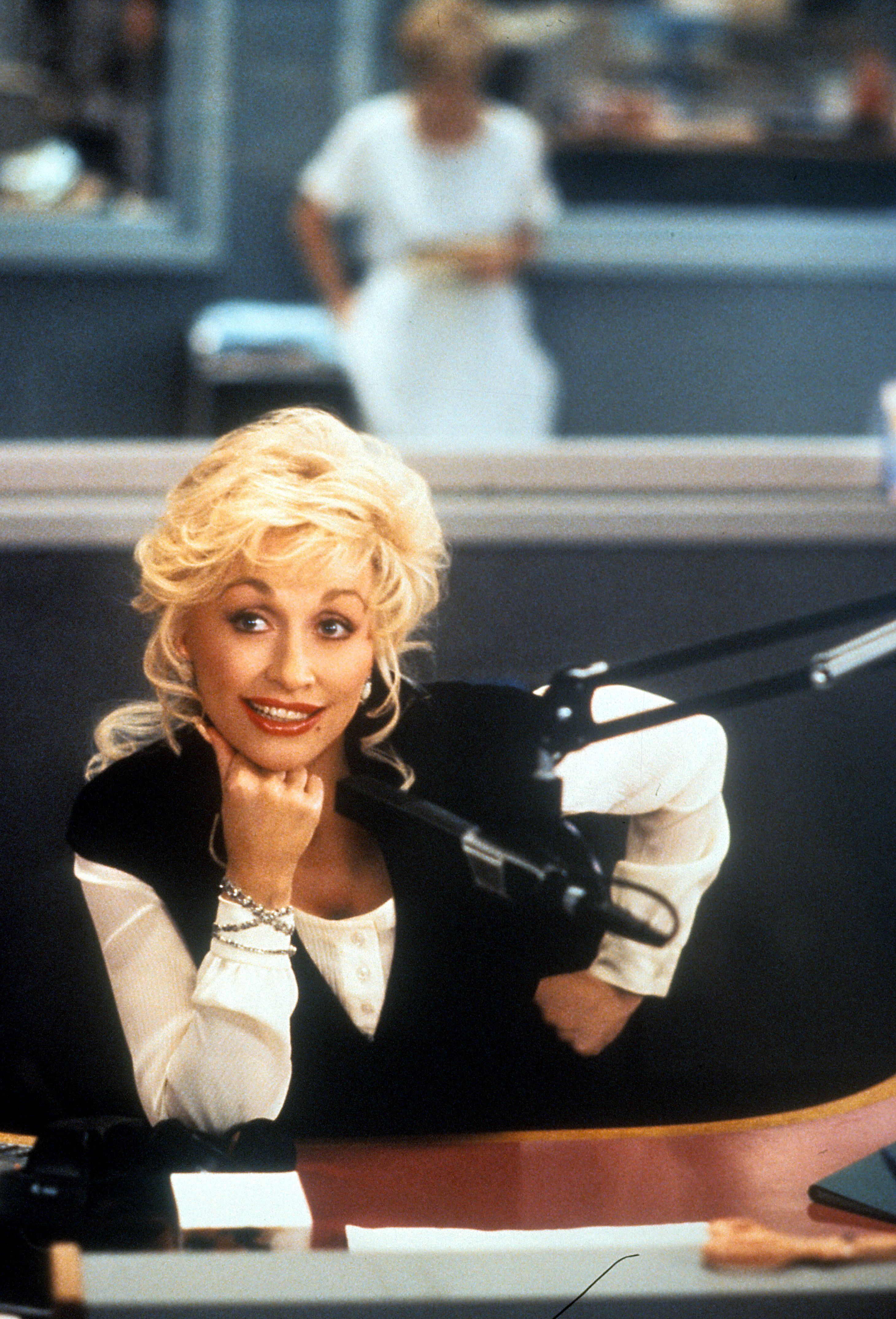 Dolly Parton en una escena de "Straight Talk" en 1992 | Fuente: Getty Images