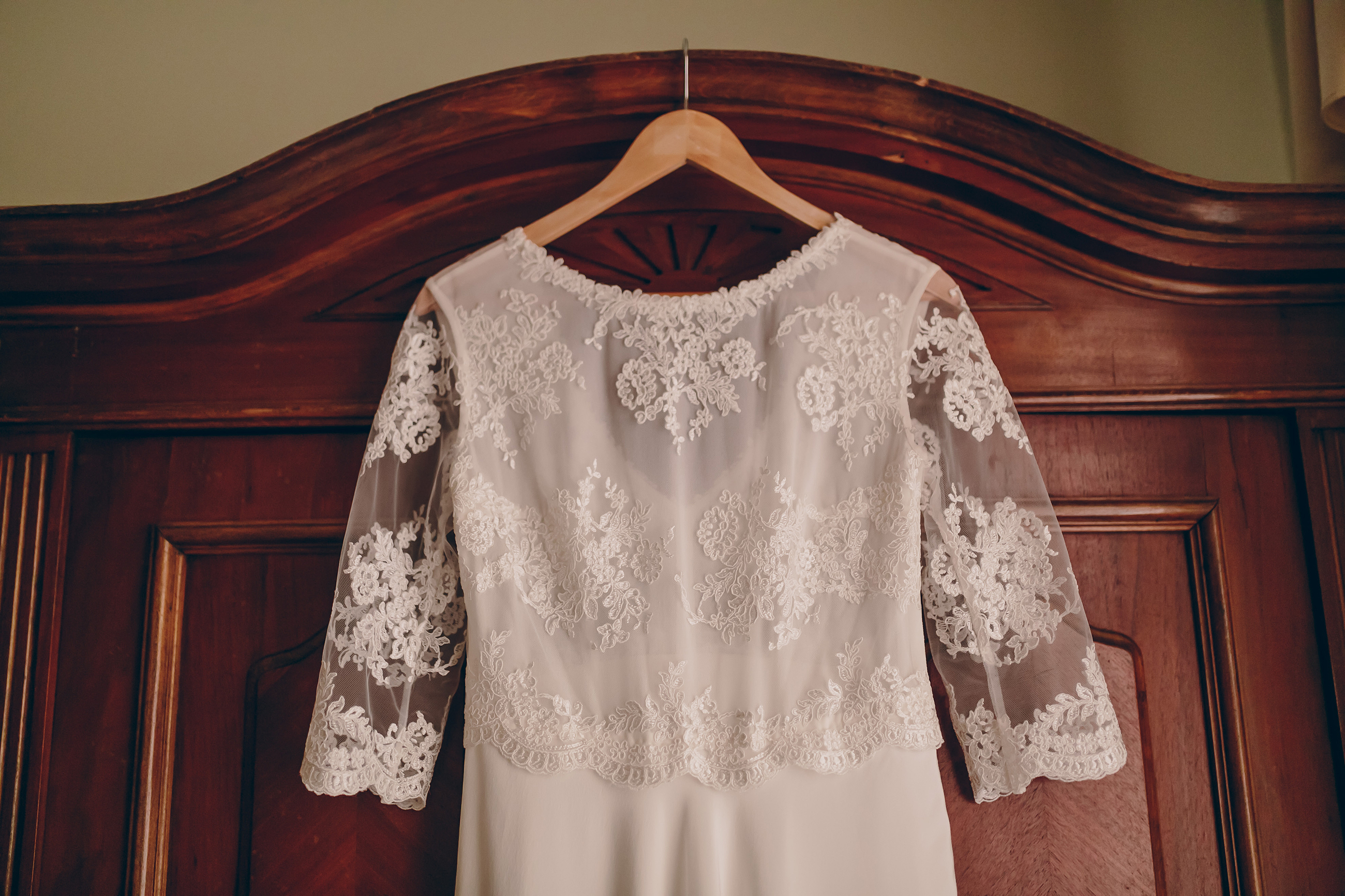 Un vestido de novia en una percha. | Foto: Shutterstock