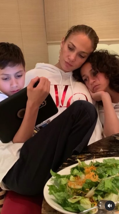 Los gemelos estrechando lazos con su madre | Fuente: Instagram/jlo