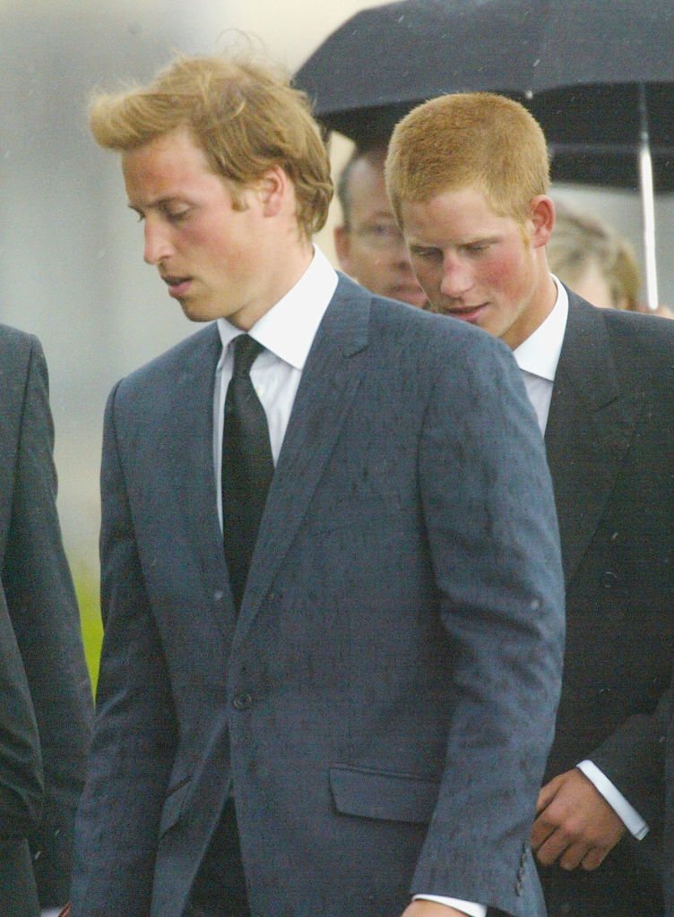 El Príncipe William y el Príncipe Harry en el funeral de Frances Shand Kydd, el 10 de junio de 2004 en Oban, Argyll & Bute, Escocia. | Imagen: Getty Images