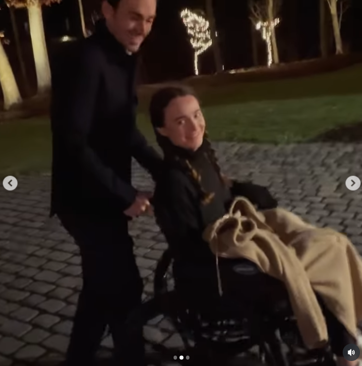 Kelley Mack sonríe mientras la empujan en una silla de ruedas durante su batalla por la salud, según publicó el 3 de enero de 2025 | Fuente: Instagram/itskelleymack
