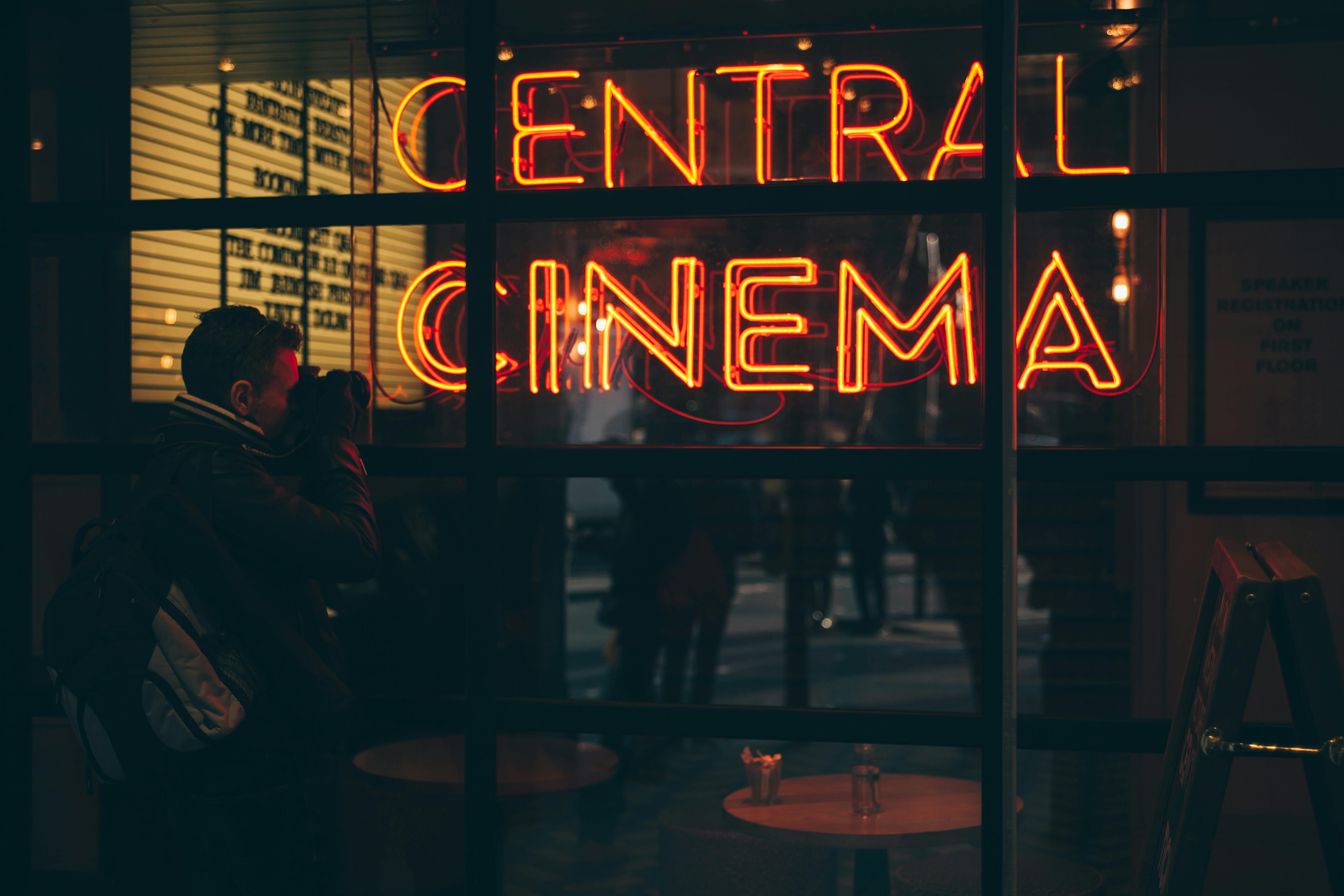 Cartel LED naranja "Central Cinema" | Fuente: Pexels