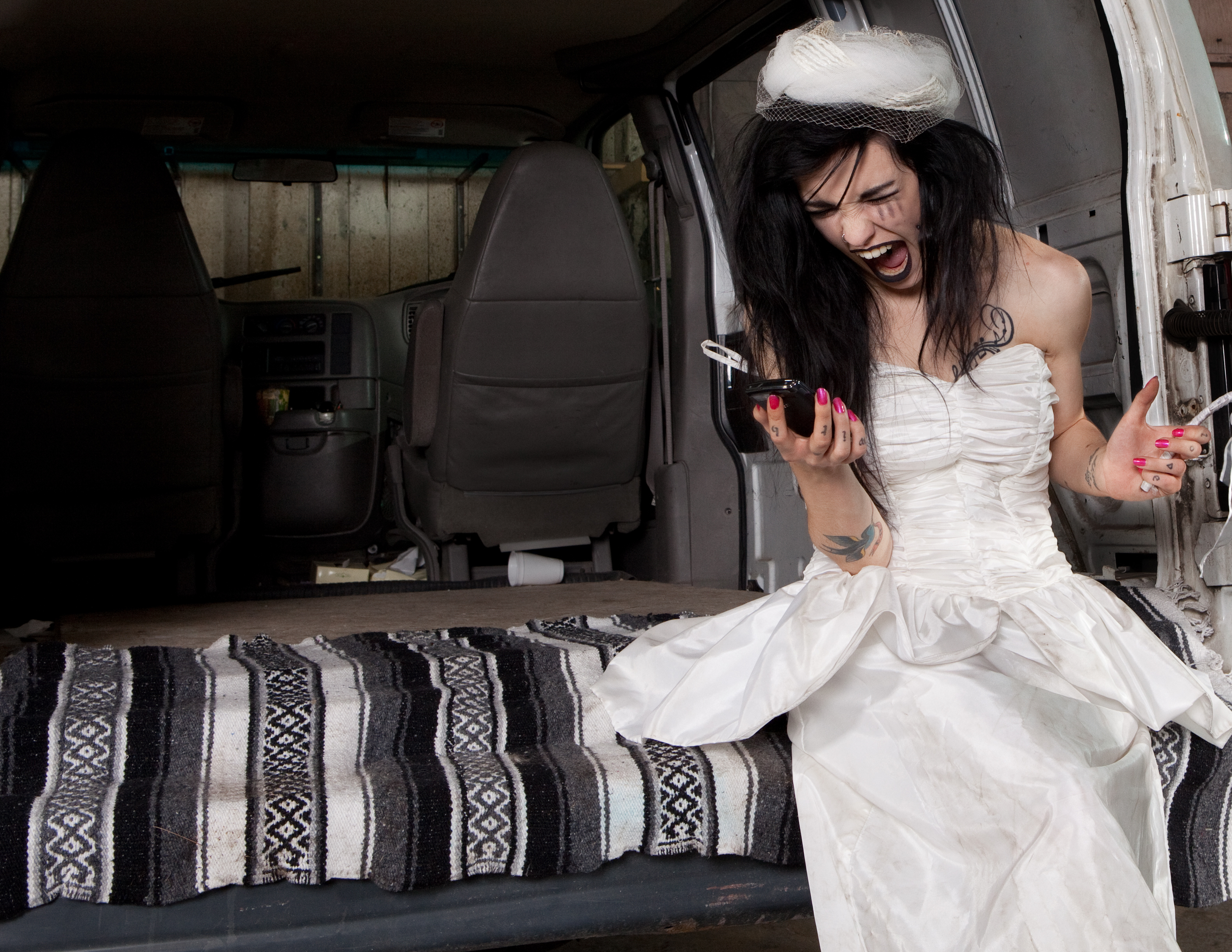 Una novia gritando a su teléfono | Foto: Shutterstock