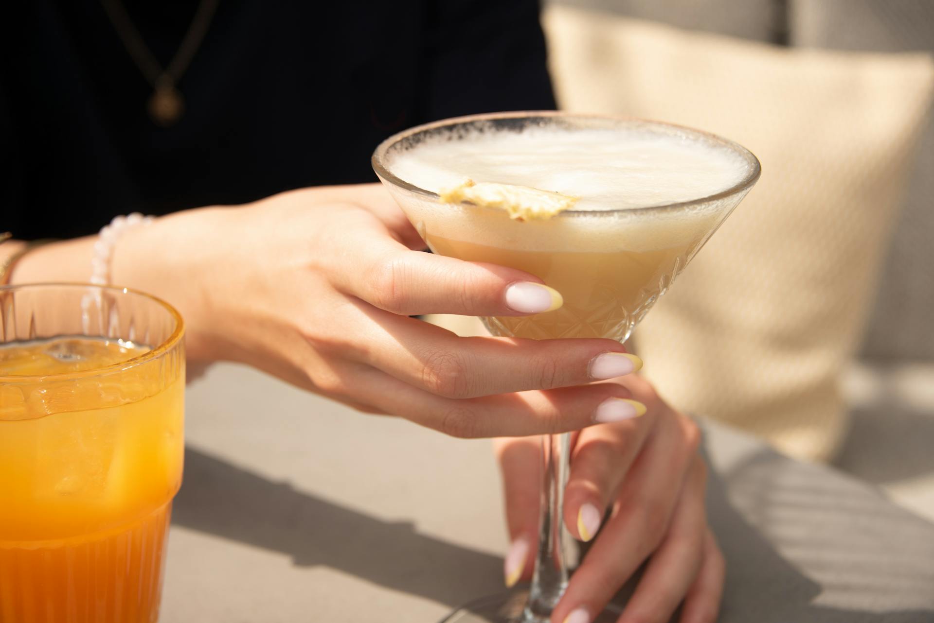 Una mujer con una bebida refrescante en la mano | Fuente: Pexels