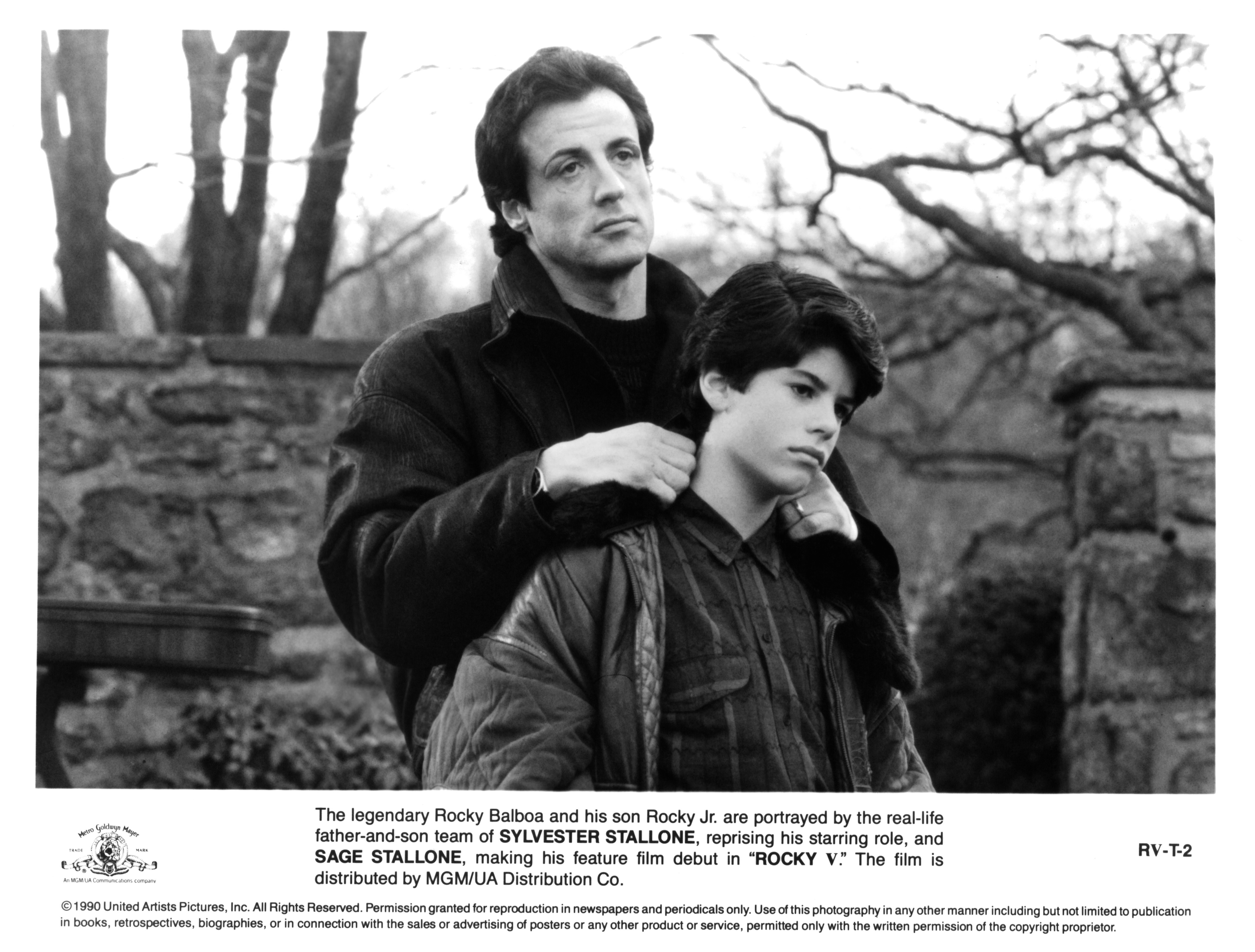 El niño y su padre en el rodaje de la película de MGM/UA "Rocky V" en 1990. | Foto: Getty Images