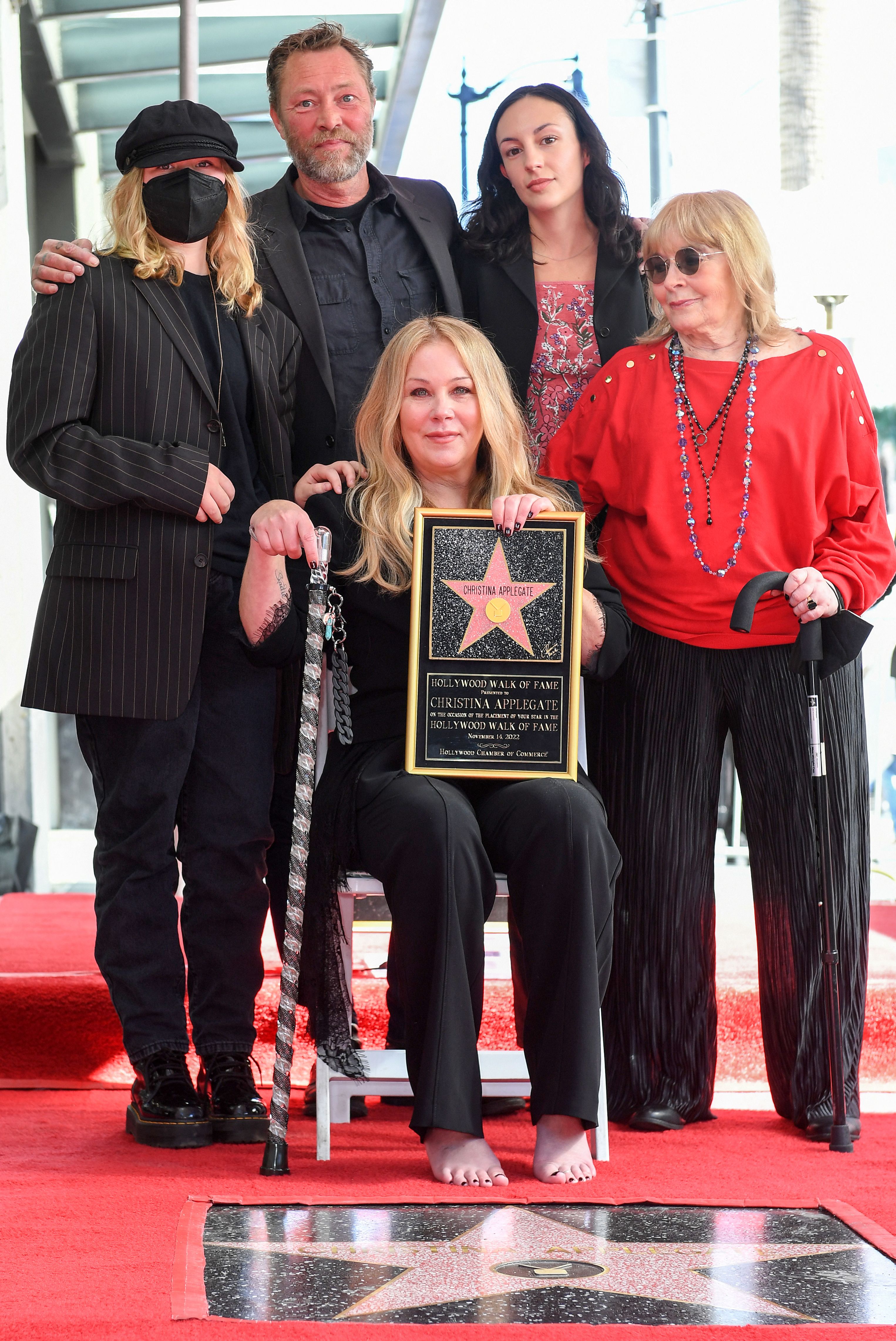 Christina Applegate, Sadie Grace LeNoble, Martyn LeNoble y Nancy Priddy en la estrella del Paseo de la Fama de Hollywood en Hollywood, California, el 14 de noviembre de 2022 | Foto: Getty Images