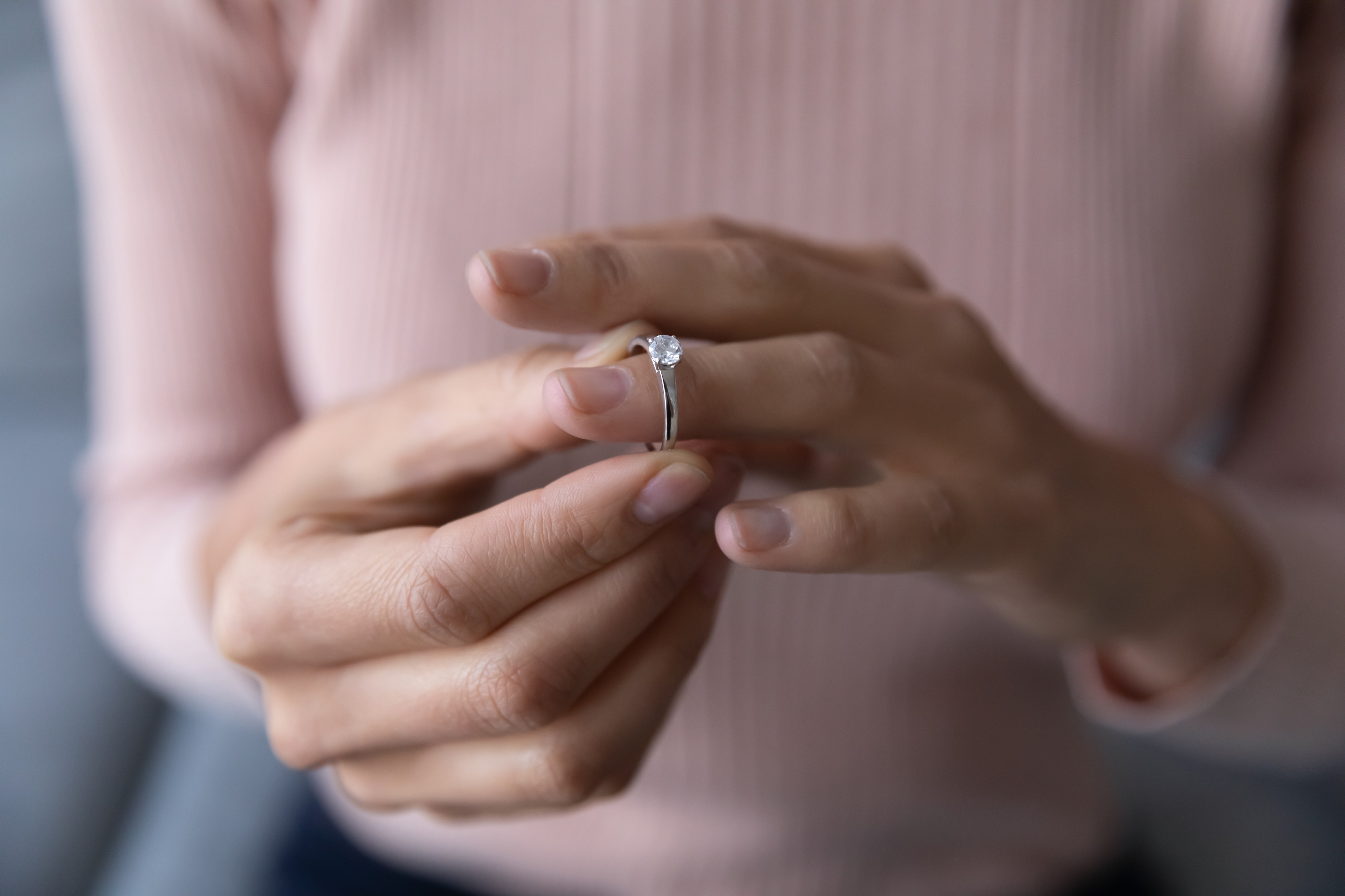 Mujer quitándose un anillo | Foto: Shutterstock