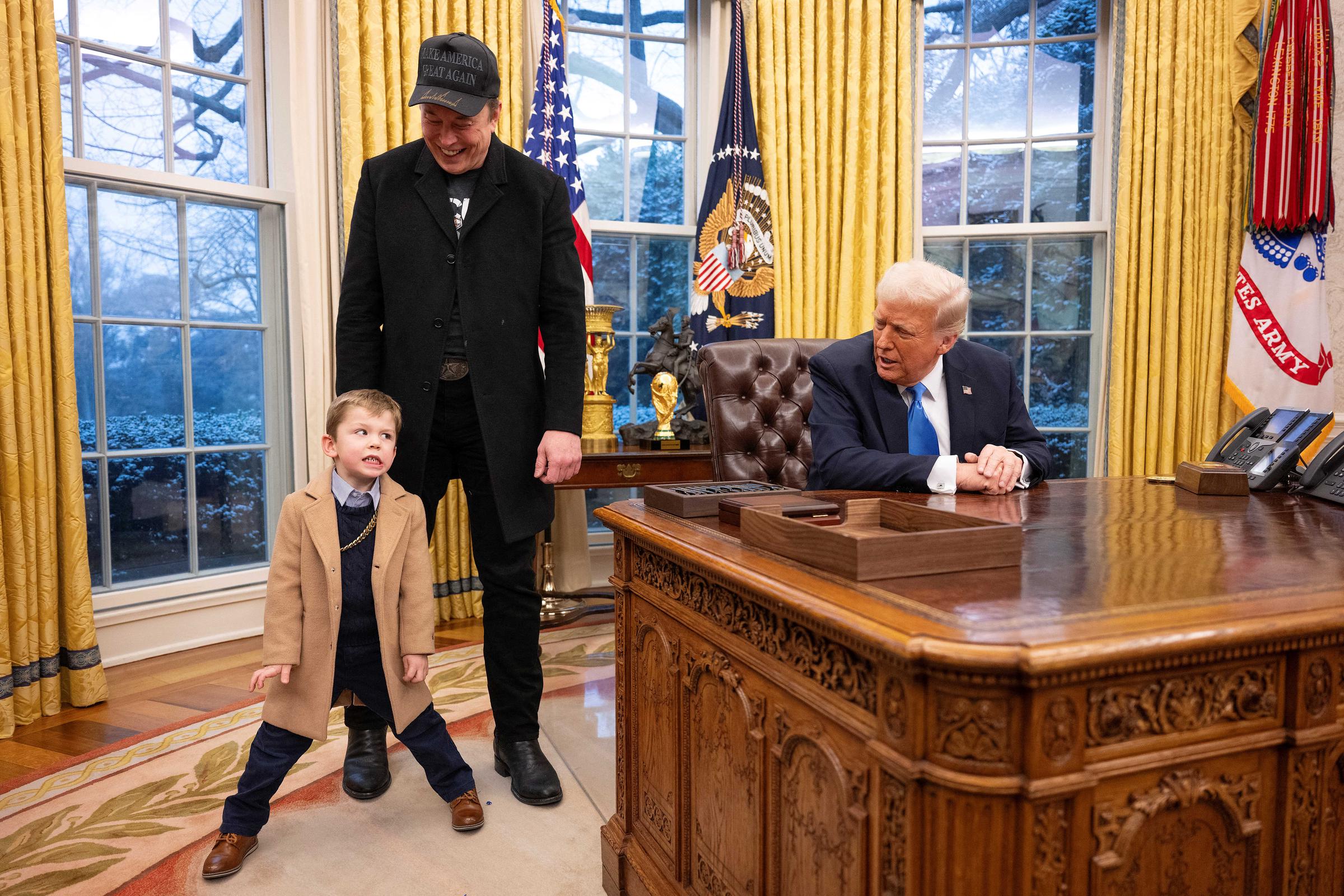 Elon Musk con su hijo X Æ A-XII junto al presidente Donald Trump en el Despacho Oval en Washington, D.C. el 11 de febrero de 2025. | Fuente: Getty Images