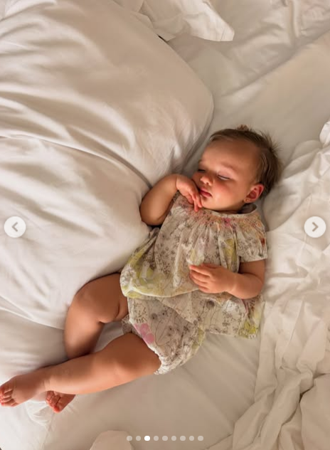 Aitana fue retratada profundamente dormida entre almohadones y sábanas blancas. La pequeña descansó plácidamente luciendo un conjunto de dos piezas compuesto por una blusa holgada con frunces y un bombachudo a juego con delicado estampado floral en tonos pasteles. | Fuente: Instagram/camihoms