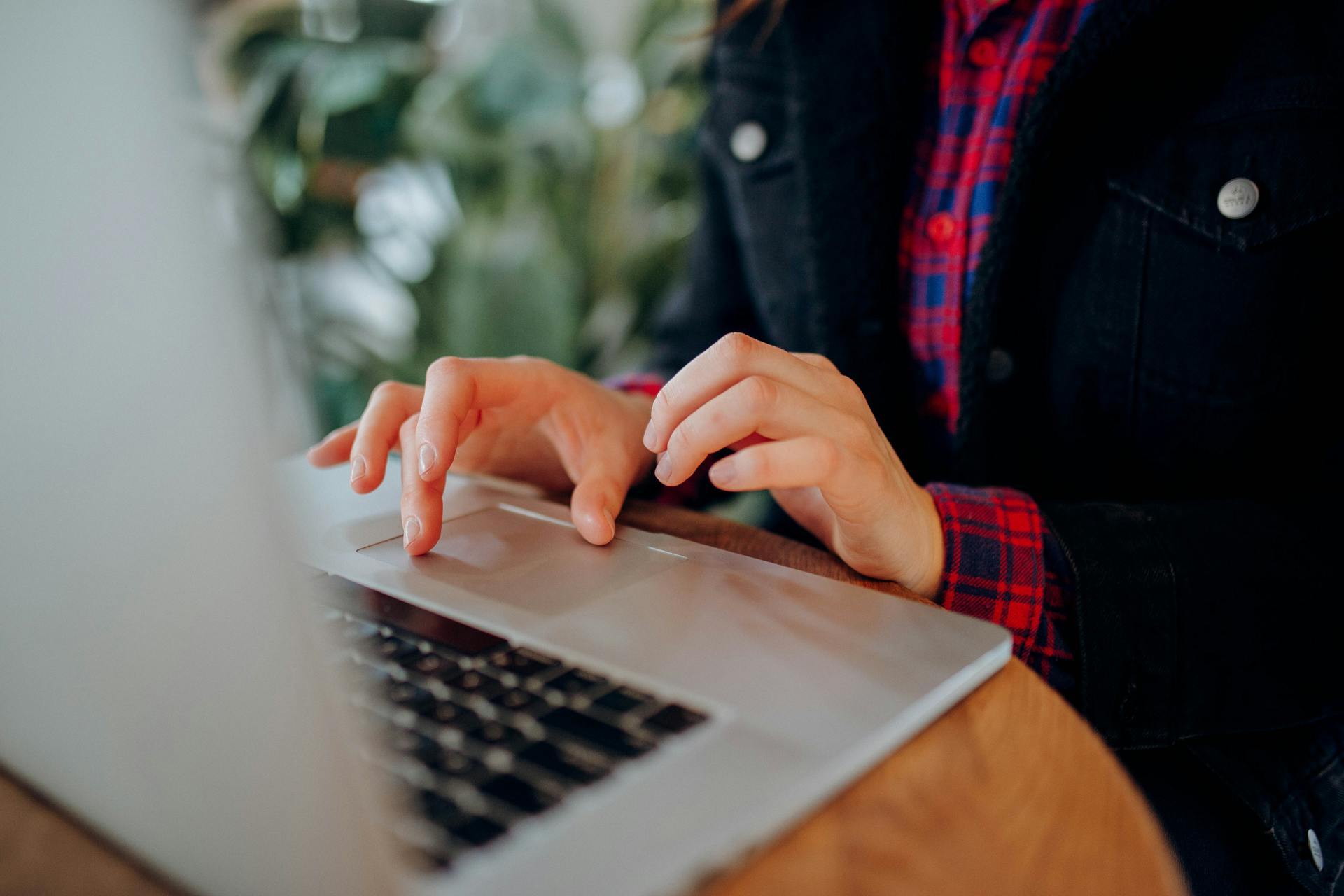 Una mujer buscando trabajo en su portátil | Fuente: Pexels