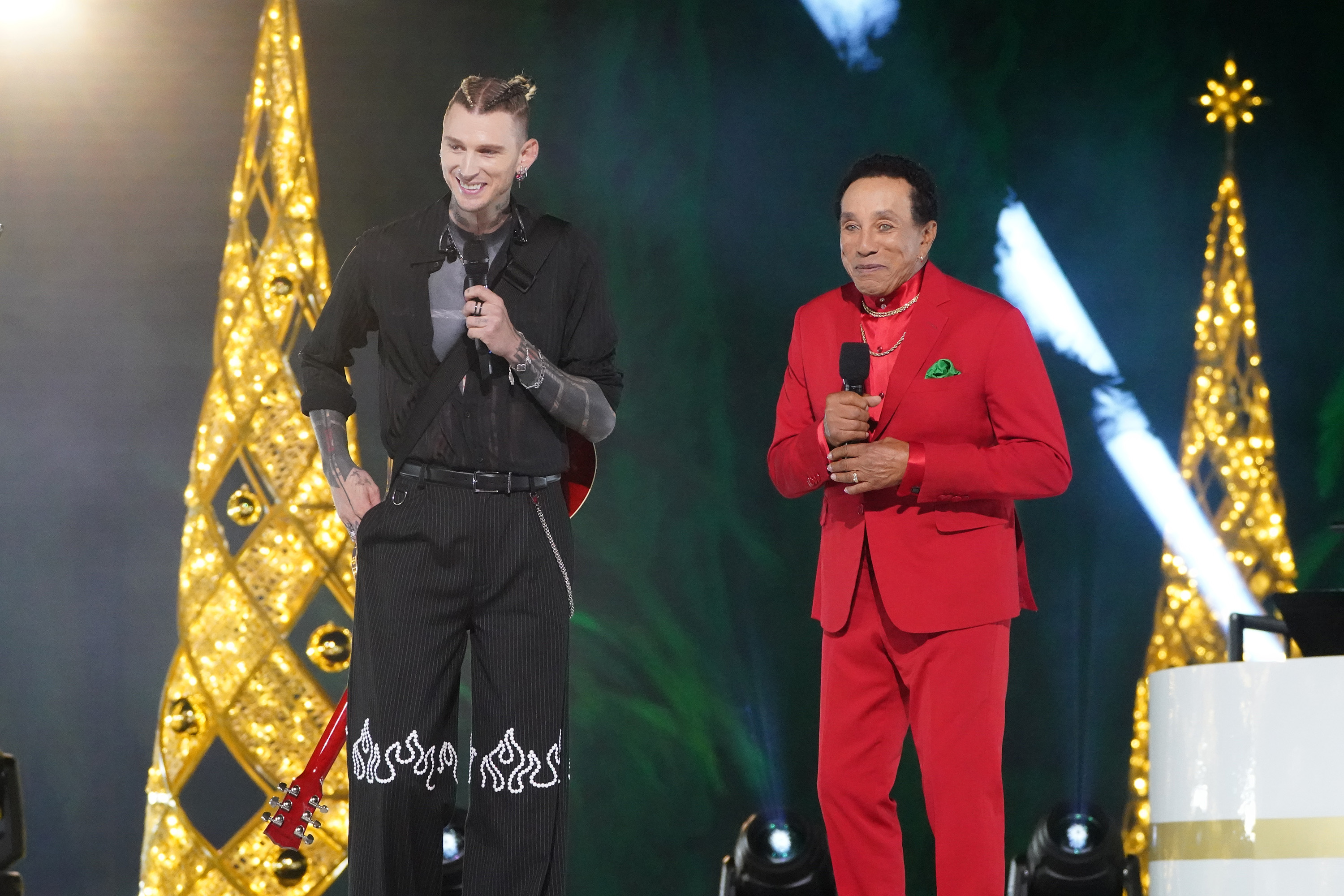 Machine Gun Kelly y Smokey Robinson en "A Motown Christmas", el 11 de diciembre de 2024 | Fuente: Getty Images