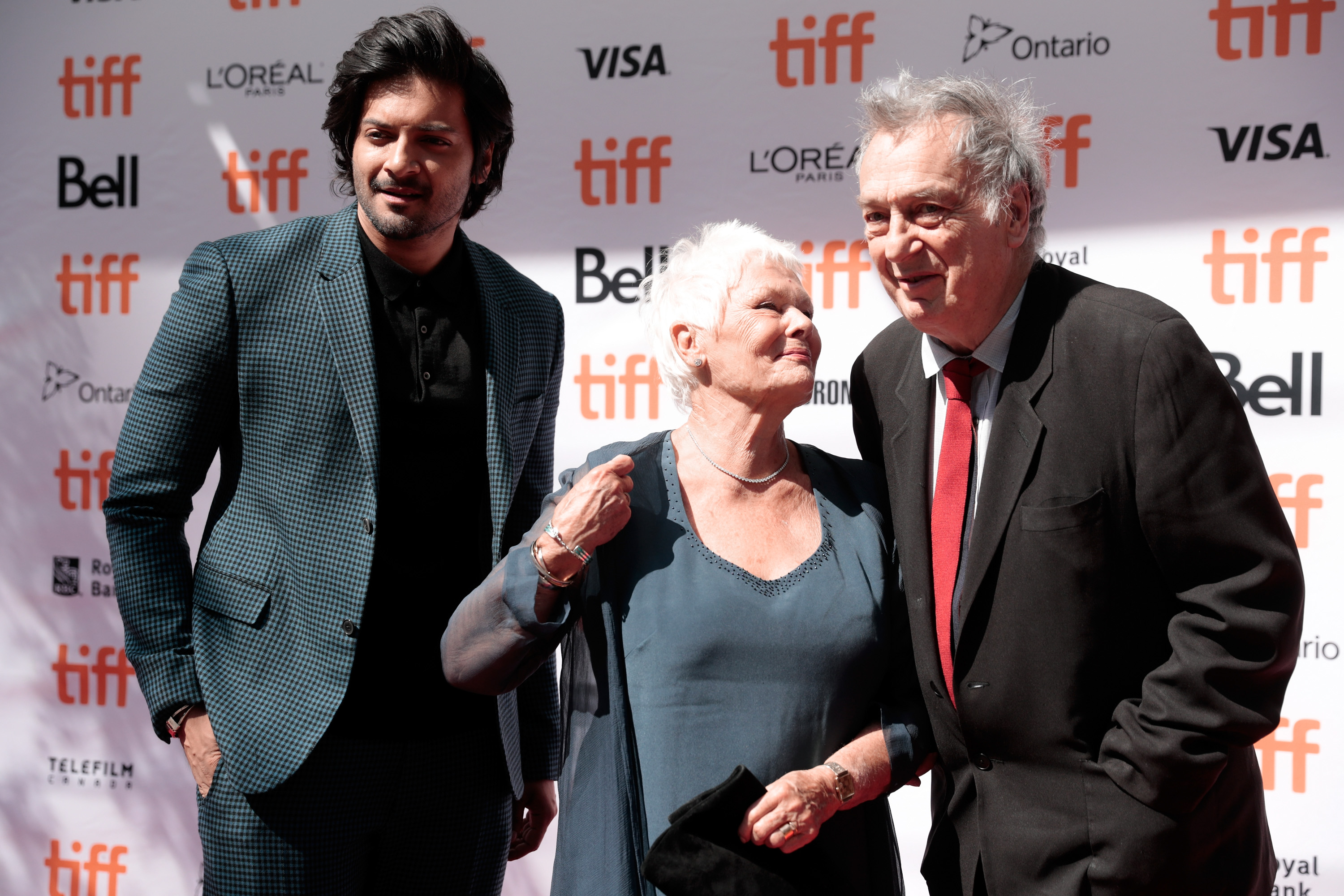Ali Fazal, Judi Dench y Stephen Frears en el estreno de "Victoria &amp; Abdul" durante el Festival Internacional de Cine de Toronto 2017 en Toronto, Canadá, el 10 de septiembre de 2017 | Foto: Getty Images