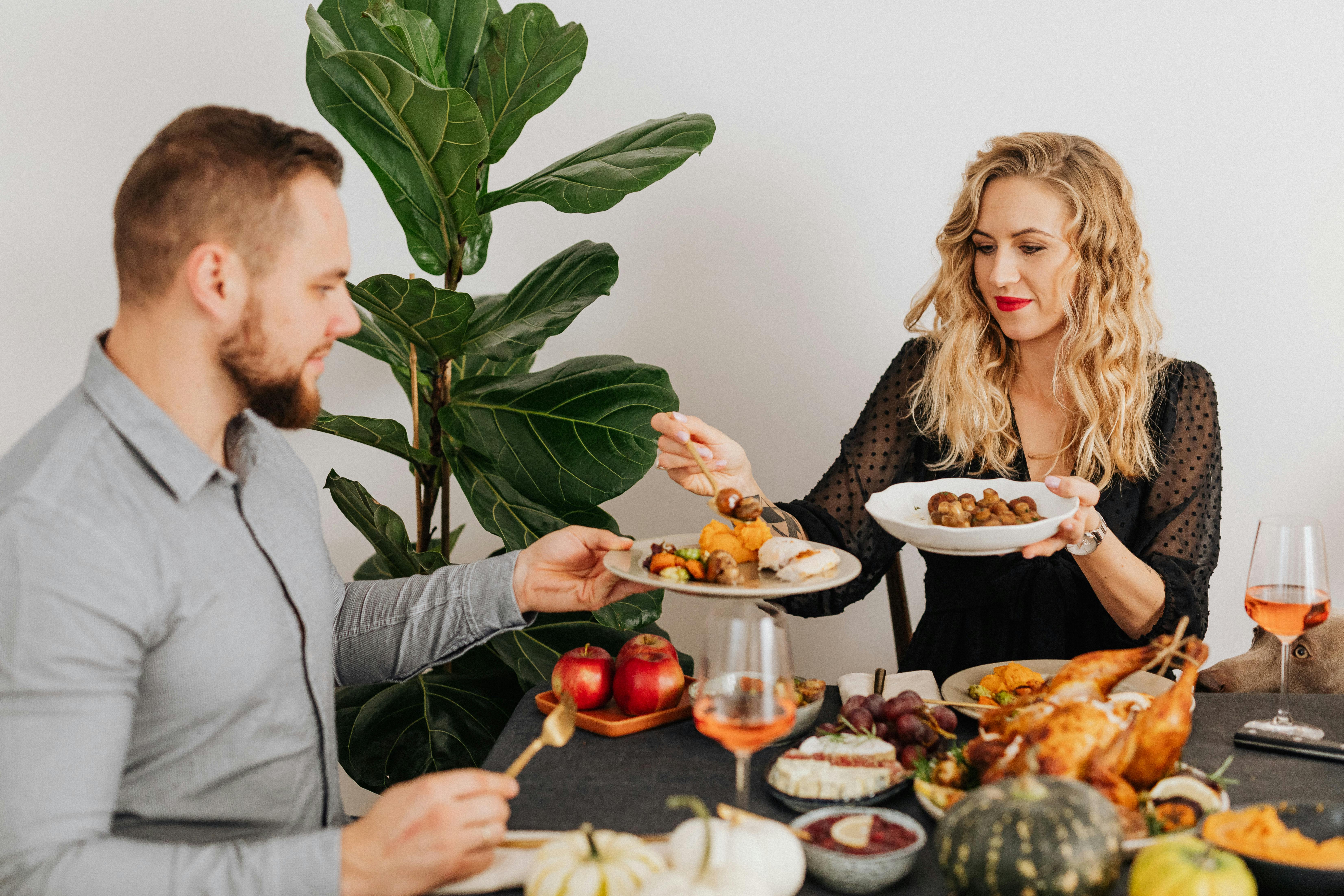 Una pareja disfrutando de la cena | Fuente: Pexels